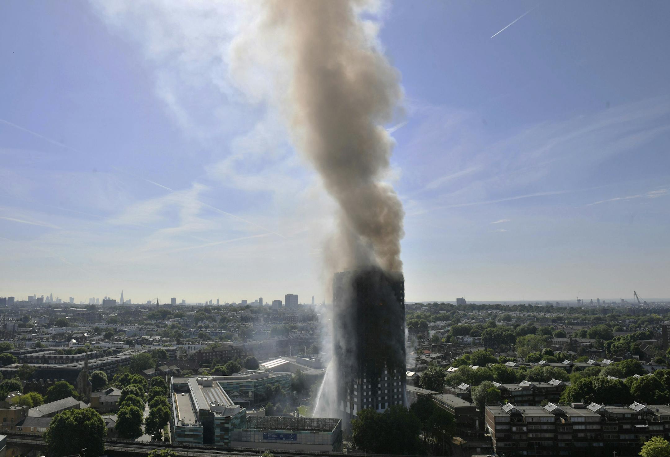 Smoke billows from a fire that has engulfed the 24-storey Grenfell Tower in west London, Wednesday June 14, 2017. Fire swept through a high-rise apartment building in west London early Wednesday, killing an unknown number of people with around 50 people being taken to hospital. (Victoria Jones/PA via AP)