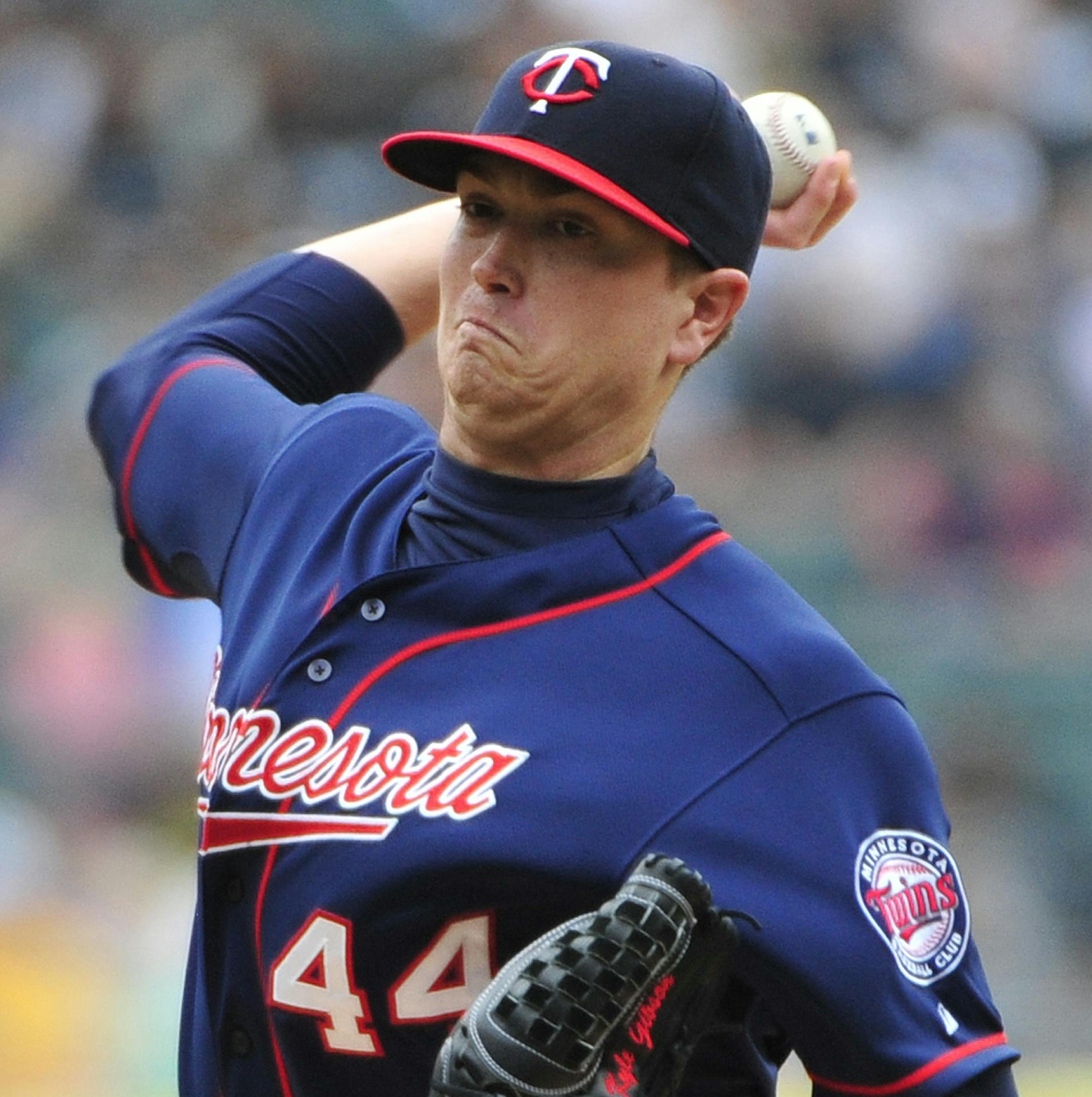 Minnesota Twins starting pitcher Kyle Gibson throws against the Chicago White Sox during the first inning of a baseball game, Sunday, May 24, 2015, in Chicago. (AP Photo/David Banks)