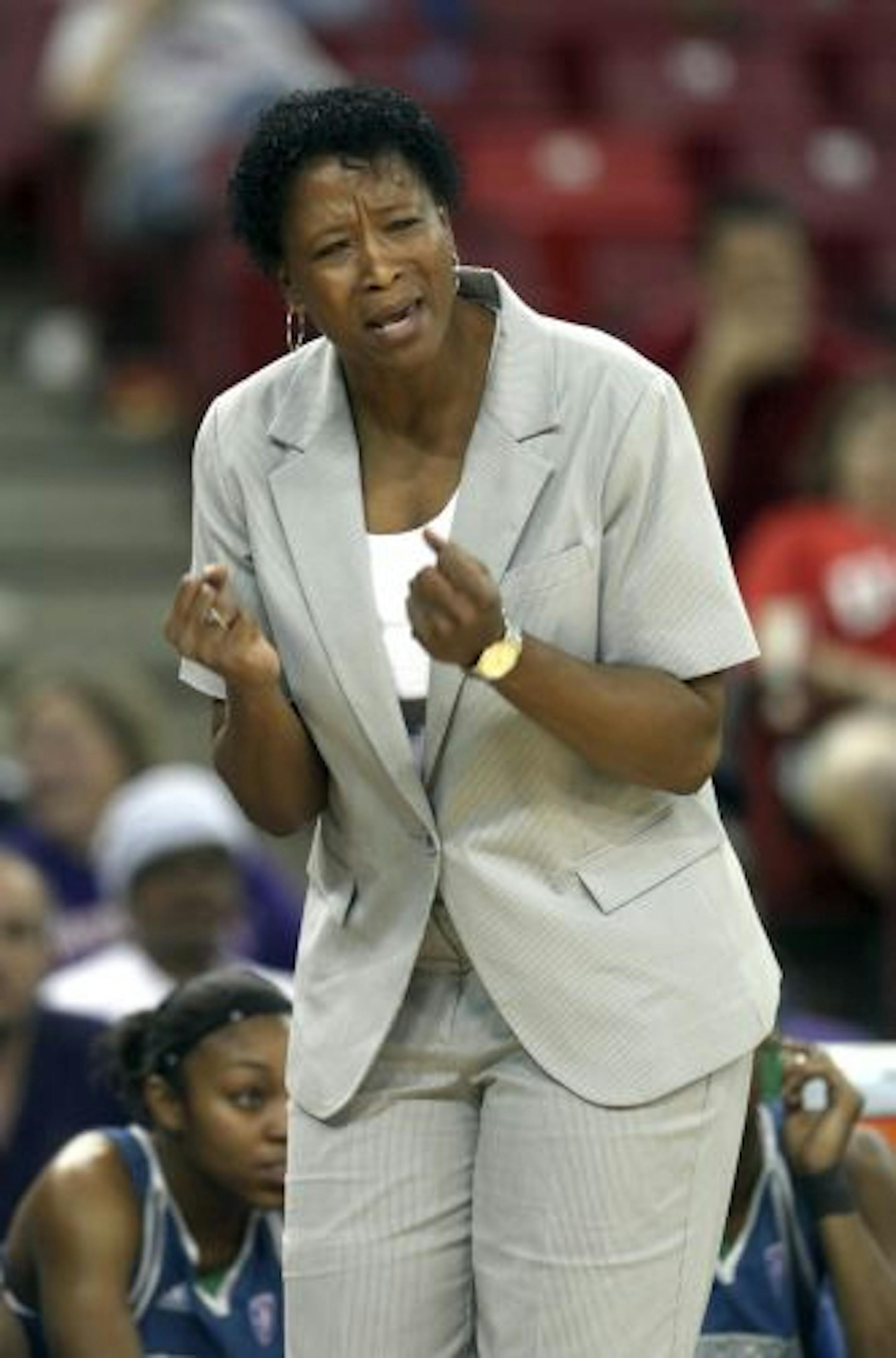Lynx coach Jennifer Gillom