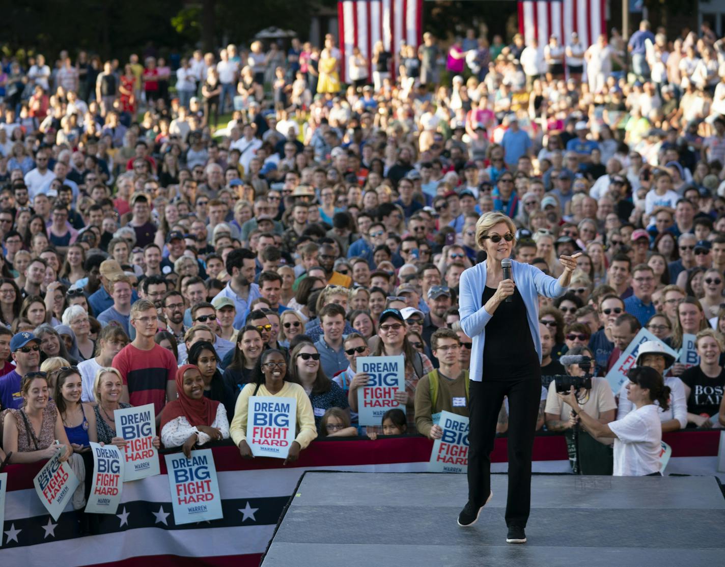 Sen. Elizabeth Warren pointed to her son while telling the audience about her life as a young mother and professor during her her Town Hall on Shaw Field at Macalester College Monday evening. ] JEFF WHEELER &#x2022; jeff.wheeler@startribune.com Democratic Presidential candidate Sen. Elizabeth Warren held a Town Hall meeting on Shaw Field on the campus of Macalester College in St. Paul on Monday night, August 19, 2019.