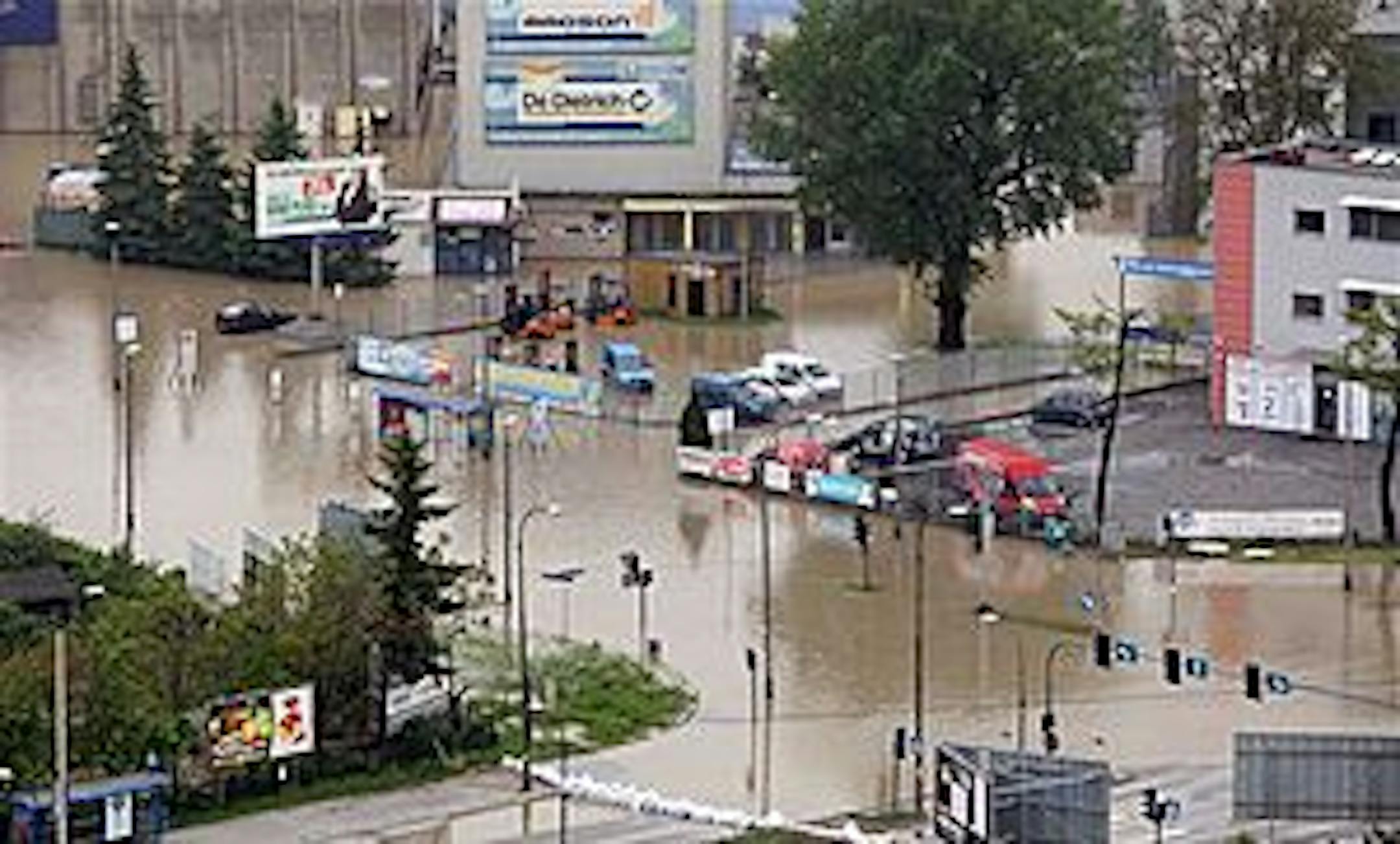 A general view of a flooded area in Krakow, southern Poland, Wednesday, May 19, 2010. Massive flooding hit southern Poland, Hungary, Slovakia and Czech Republic after heavy rainfalls . (AP Photo/Str)**POLAND OUT**