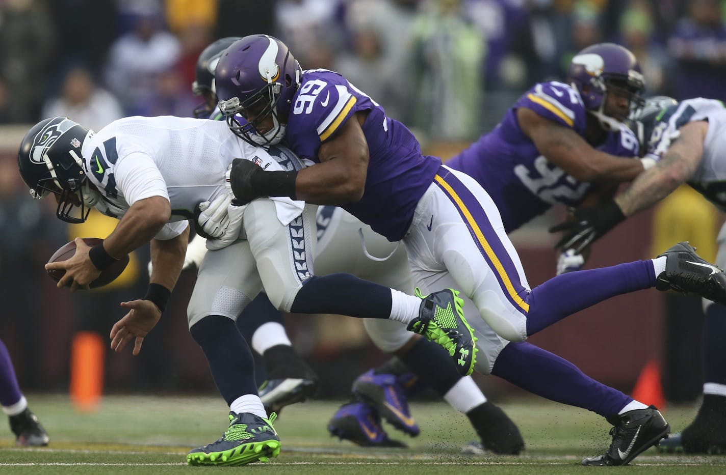 Vikings defensive end Danielle Hunter (99) tackled Seahawks quarterback Russell Wilson (3) for a six yard loss in the second quarter Sunday.