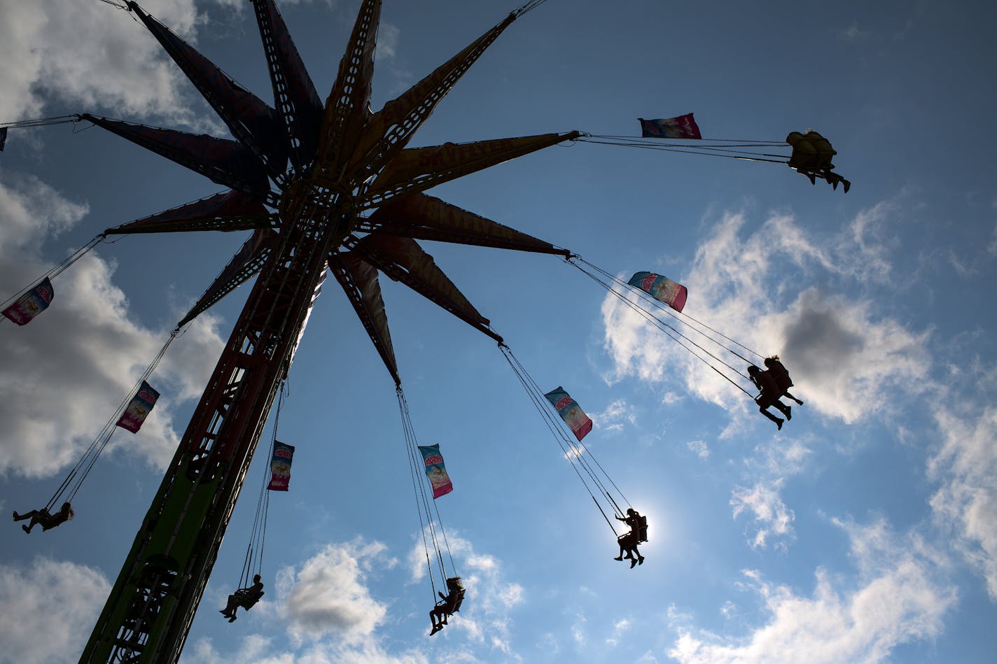 Fairgoers enjoy a sunny afternoon on the Mighty Midway at the Minnesota State Fair on Friday, August 28, 2015. ] LEILA NAVIDI leila.navidi@startribune.com /