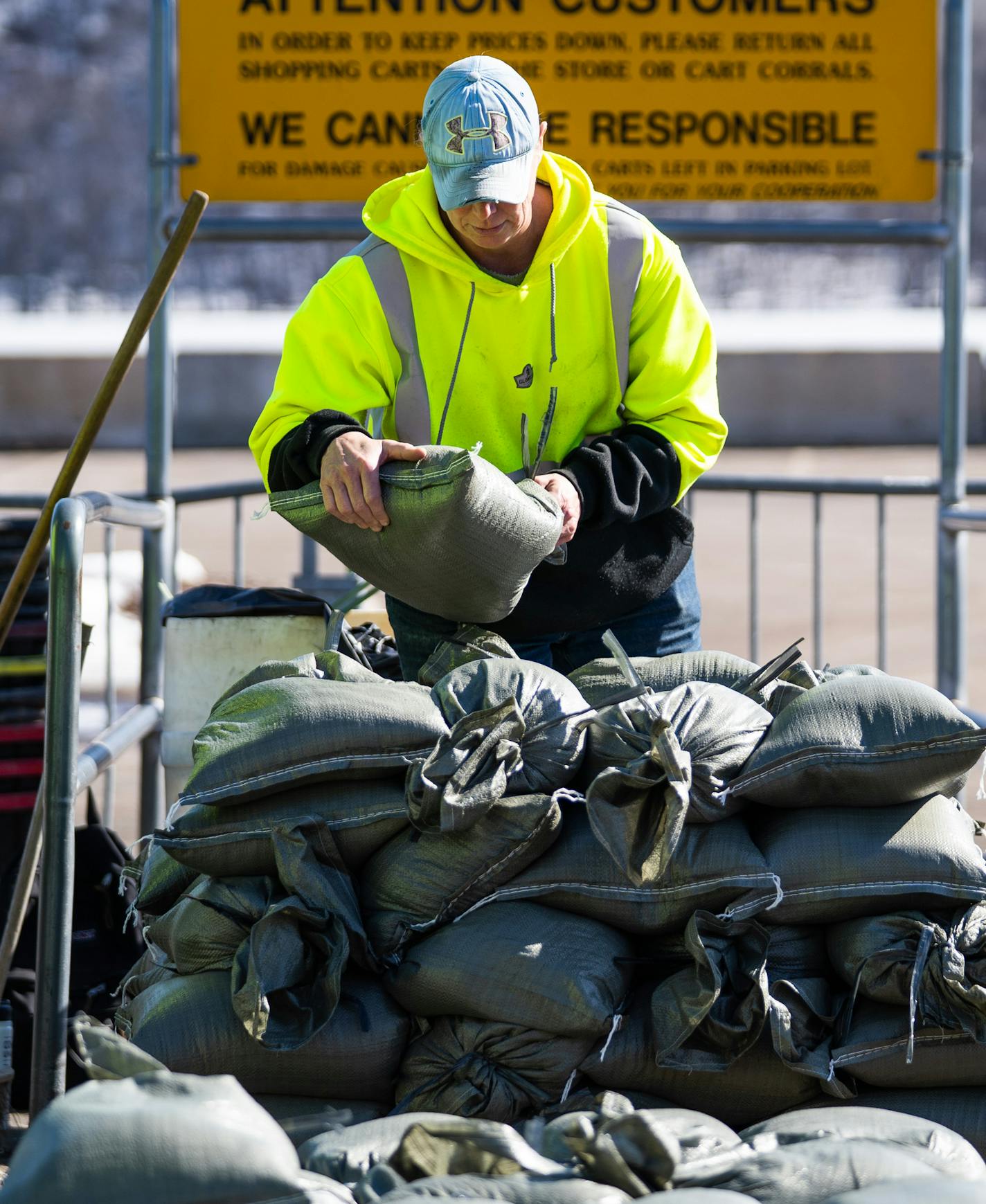 The first shift of volunteers fills 40-lbs. sandbags in downtown Stillwater. ] MARK VANCLEAVE &#xa5; Stillwater has mobilized over 275 volunteers to help fill sandbags to combat expected flooding on the St. Croix river Thursday, Mar 21, 2019.