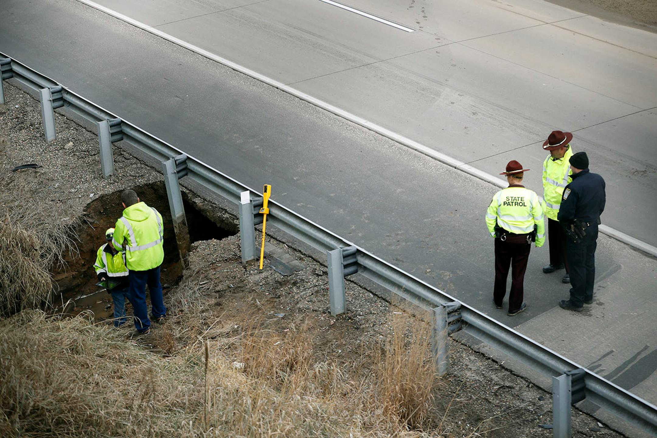 A section of HWY 694 between 10th and 34th streets was closed because of a sinkhole running under the highway near the 15th street bridge in Oakdale.]Oakale, Minnesota. Richard Tsong-Taatariiïrtsong-taatarii@startribune.com
