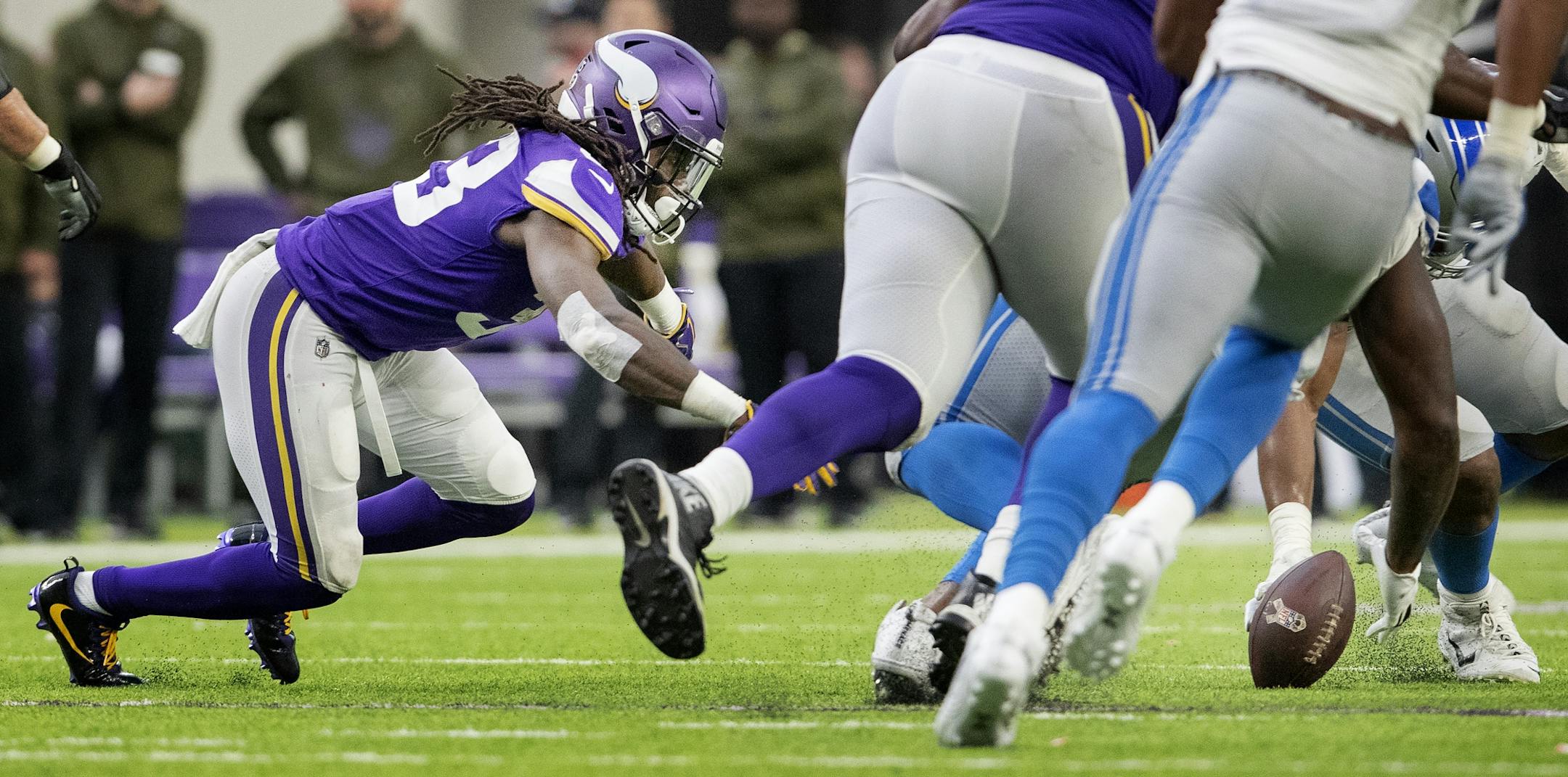 Dalvin Cook (33) fumbled the ball in the fourth quarter.