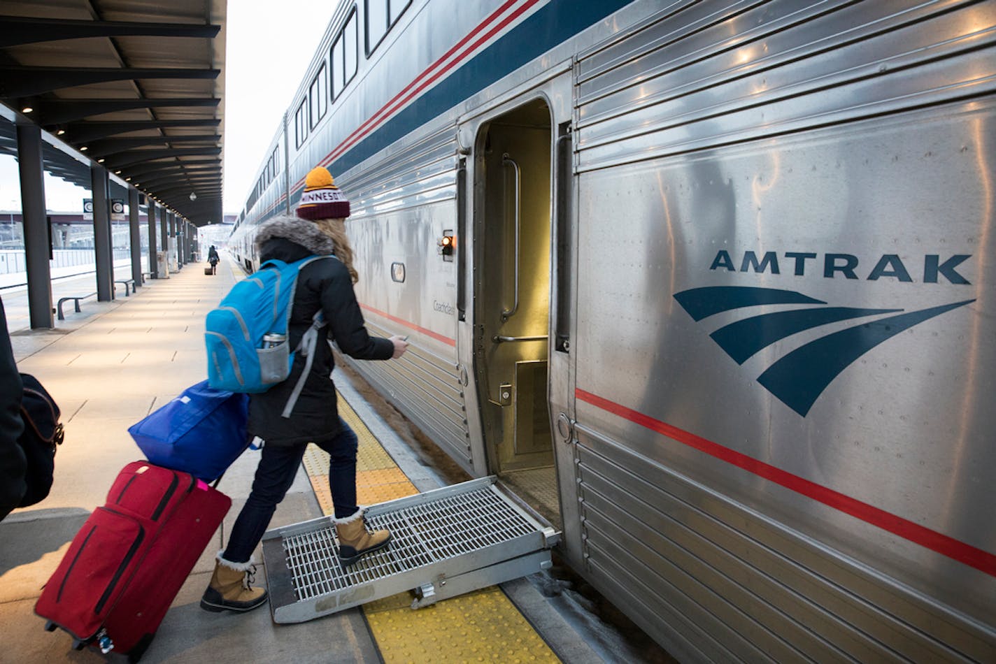 Passengers board the eastbound Empire Builder train to Chicago. ] (Leila Navidi/Star Tribune) leila.navidi@startribune.com