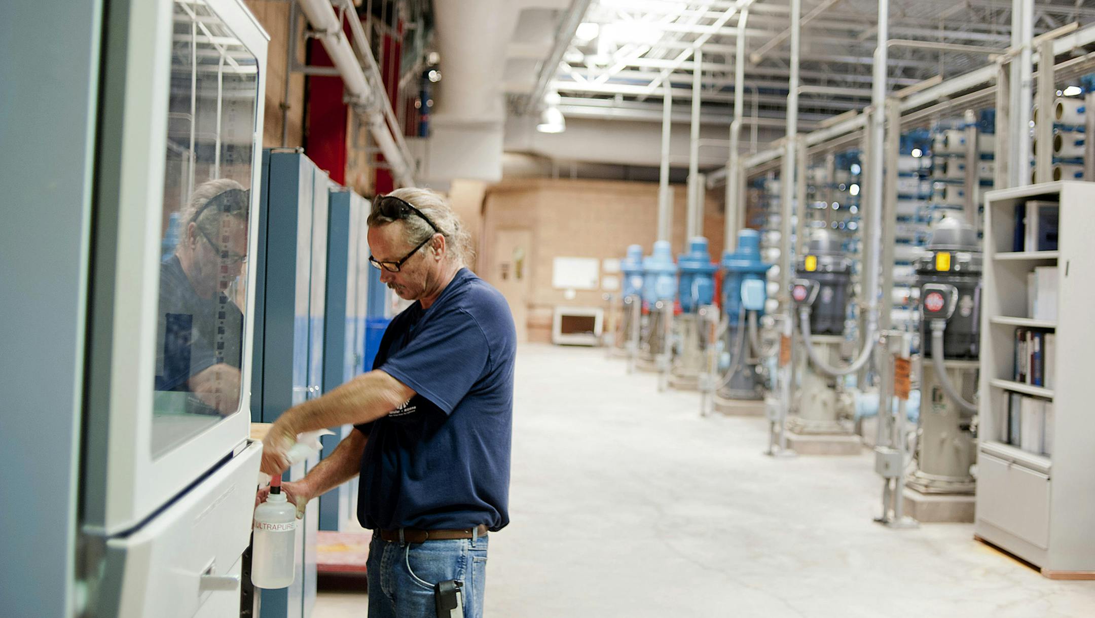 Reverse osmosis operator George Schaefer runs a pH test to check the instruments at a water treamtnet facility in Chandler, Ariz., funded by Intel Corp. The Reverse Osmosis Facility treats 1.25-million gallons of wastewater per day produced by the Intel Corp. Illustrates AQUIFER (category a) by Randall Hackley (c) 2013, Bloomberg News. Moved: Monday, Sept. 16, 2013 (MUST CREDIT: Bloomberg News photo by Laura Segall).