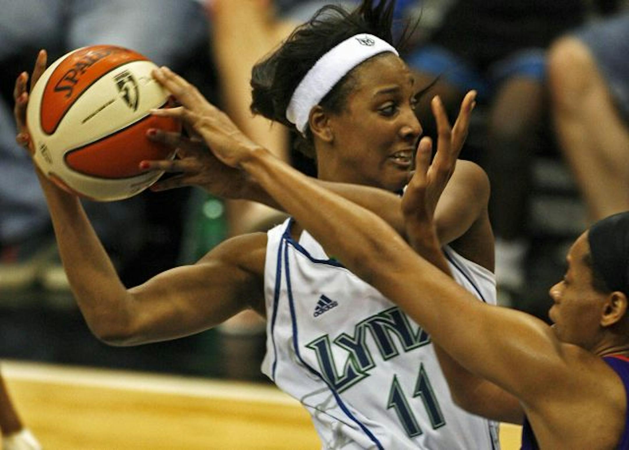 The Lynx lost Candice Wiggins to a ruptured Achilles' tendon in their 75-68 victory over the New York Liberty on Tuesday night.