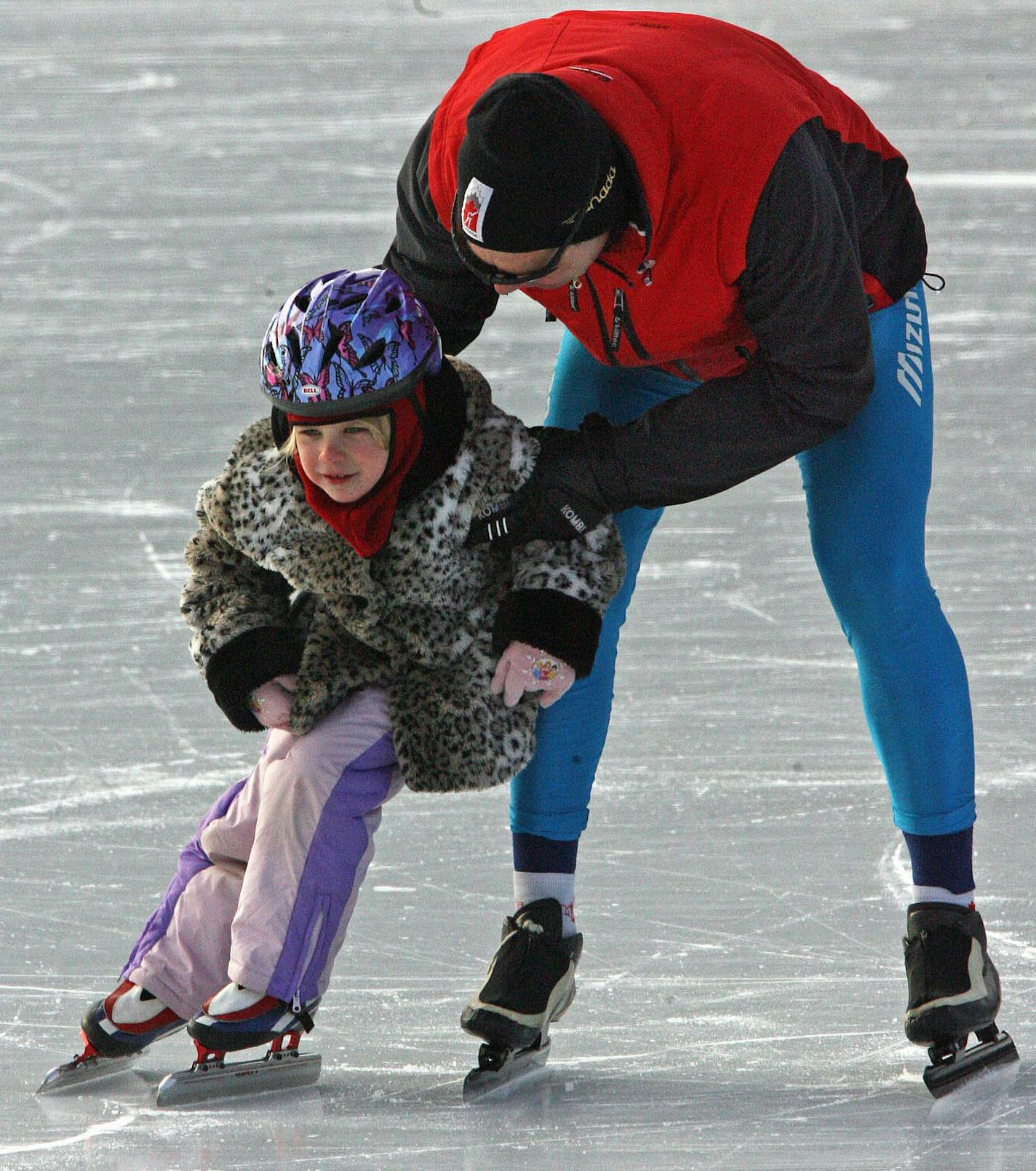 MARLIN LEVISON * mlevison@startribune.com Assign. #00001223A Roseville, MN January 13, 2008] GENERAL INFORMATION: Sunday temperatures in the 20's meant great ice conditions for speed skaters at the John Rose Minnesota Oval rink in Roseville. IN THIS PHOTO: Alaina Oly, 7 got help on her cross-over steps from her dad Greg Oly, both of Plymouth. ORG XMIT: MIN2013091607332105