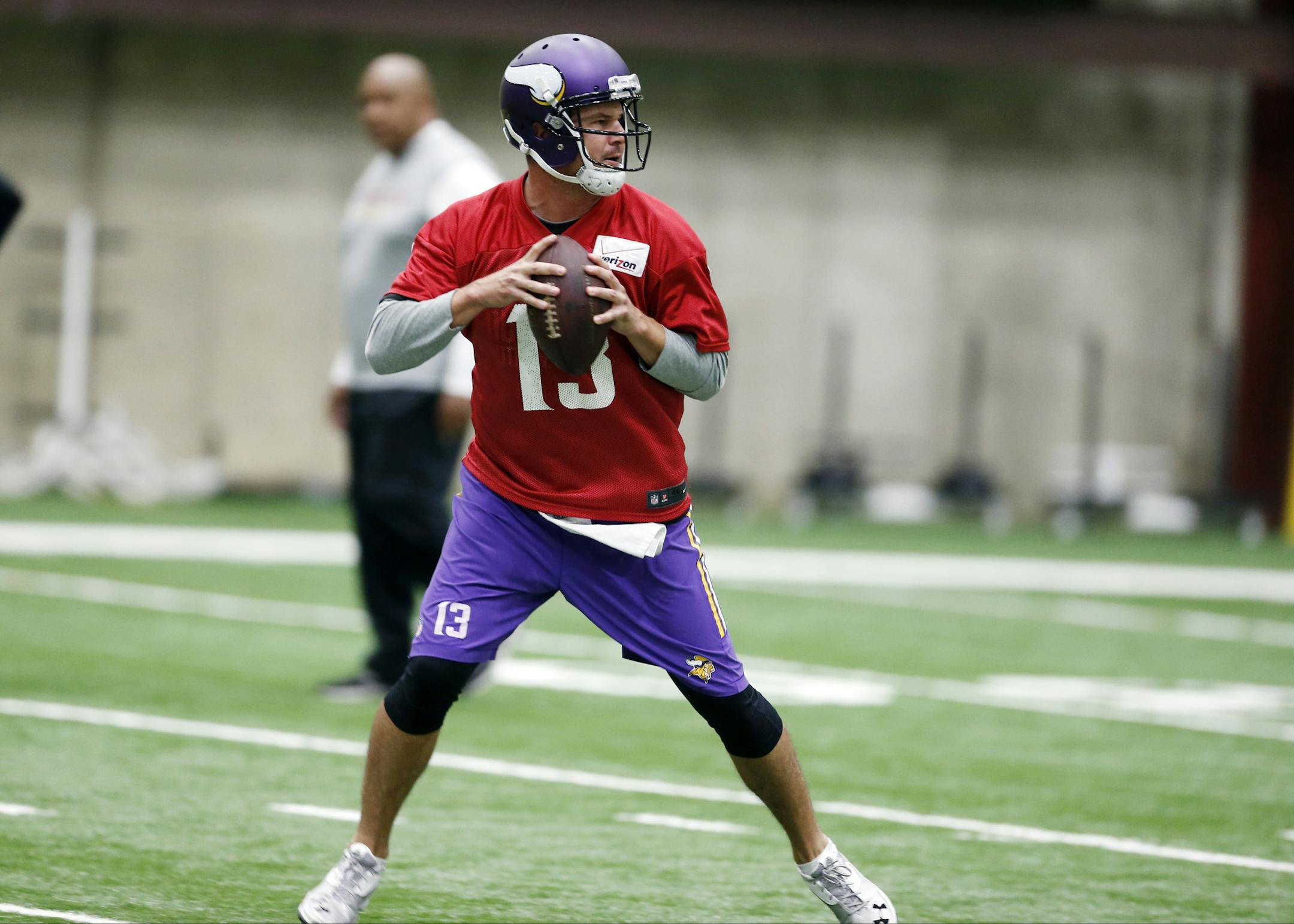 Minnesota Vikings quarterback Shaun Hill throws during the team's NFL football team's practice, Thursday, June 11, 2015, in Eden Prairie, Minn. (AP Photo/Jim Mone) ORG XMIT: MNJM10