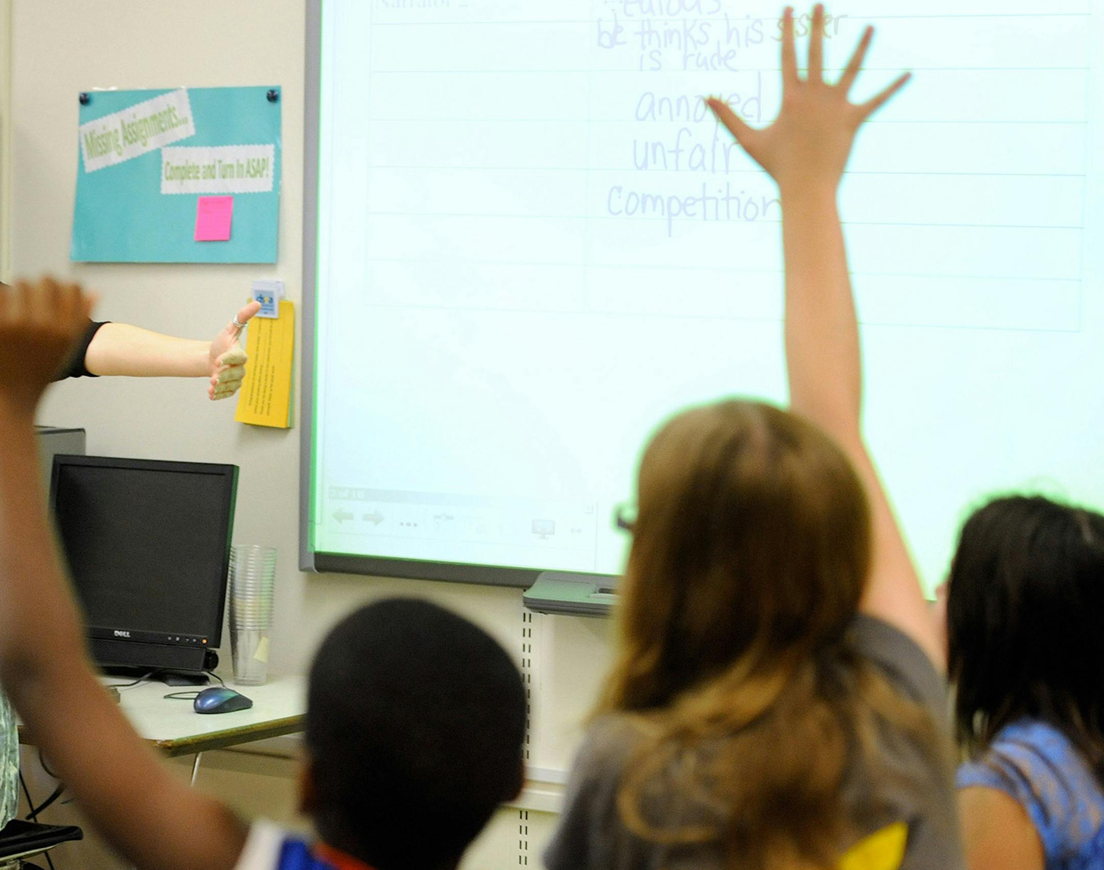 Amy Lawson, a fifth-grade teacher at Silver Lake Elementary School in Middletown, Del., teaches an English language arts lesson Tuesday, Oct. 1, 2013. The school has begun implementing the national Common Core State Standards for academics. (AP Photo/Steve Ruark) ORG XMIT: WX406