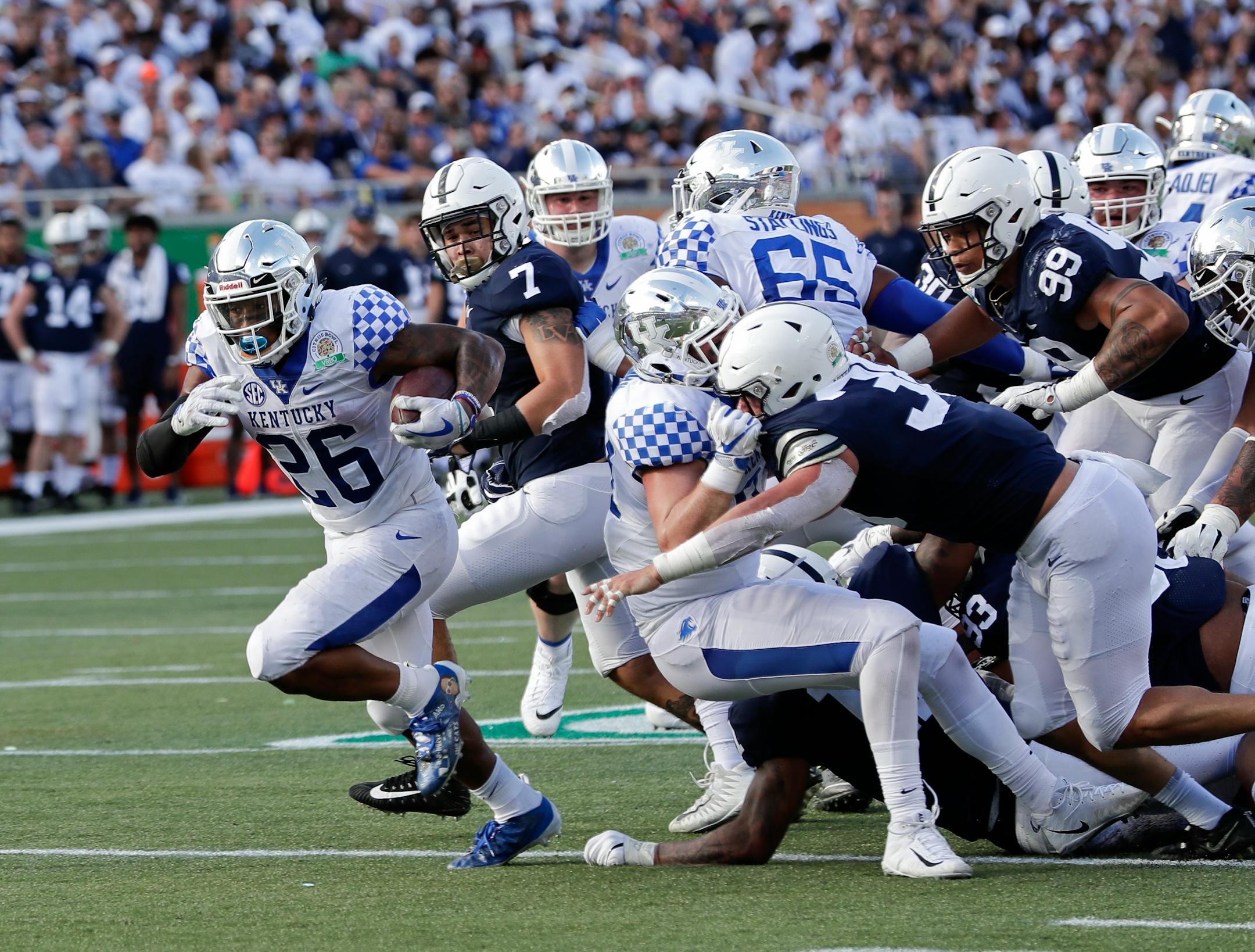 Kentucky's Benny Snell Jr. (26) ran for a 12-yard touchdown past linebacker Koa Farmer (7) and the Penn State defense during the second half of the Citrus Bowl in Orlando on Tuesday.