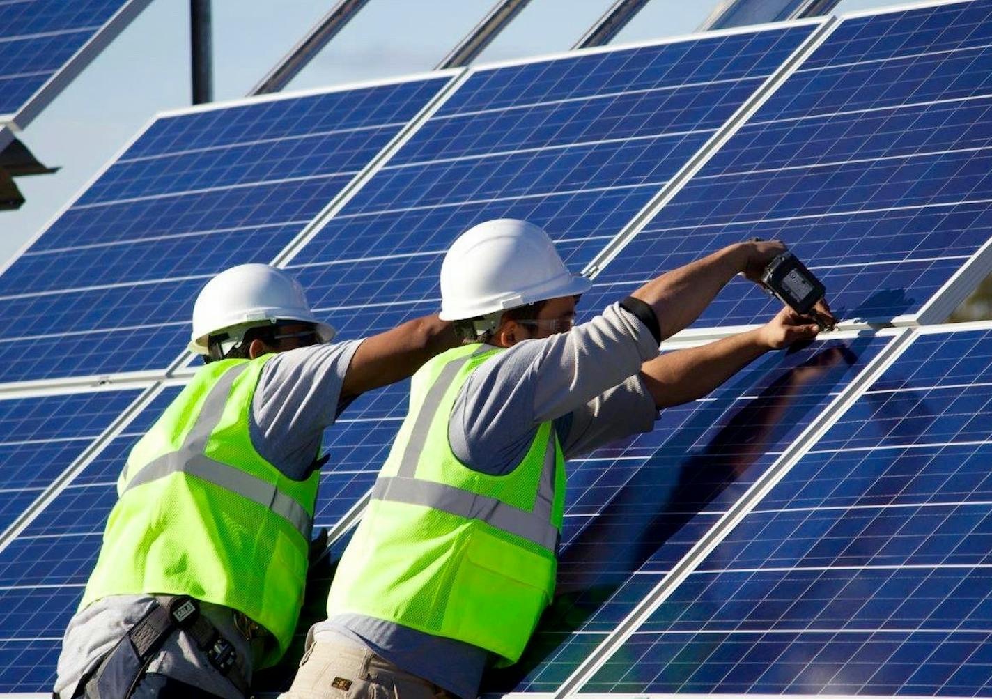 Workers finish constructing solar enery panels at Leech Lake Reservation ORG XMIT: IYYoMCNJWv_o_Ve0kGmr