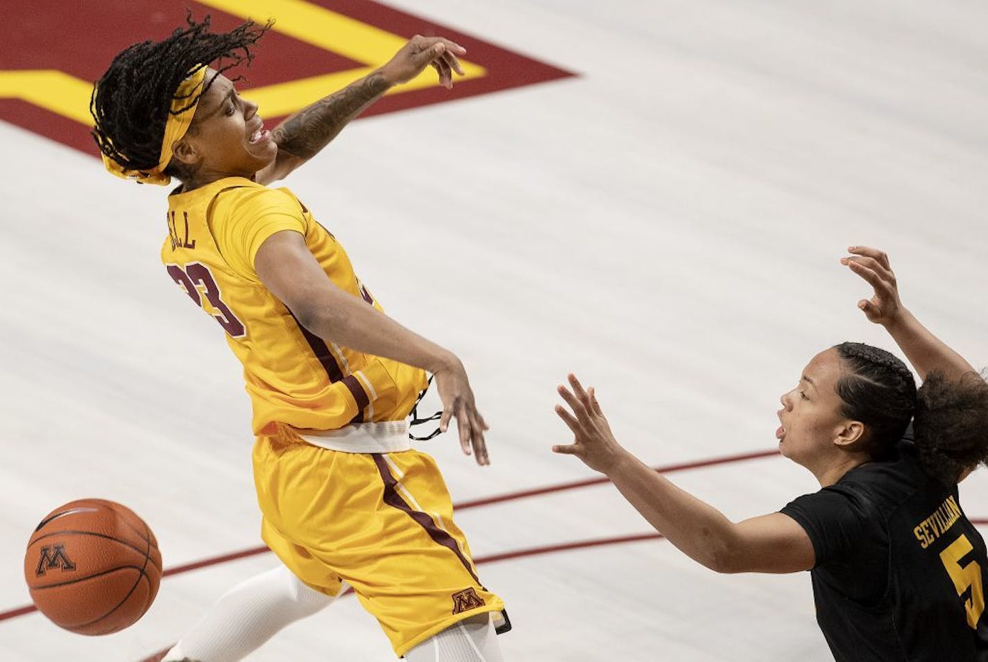 Kenisha Bell (23) was defended by Alexis Sevillian (5) in the third quarter.