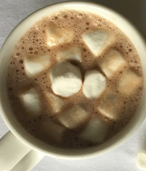 Simple homemade hot chocolate with marshmallows. (Robert Cronkleton/Kansas City Star/TNS) ORG XMIT: 1177385