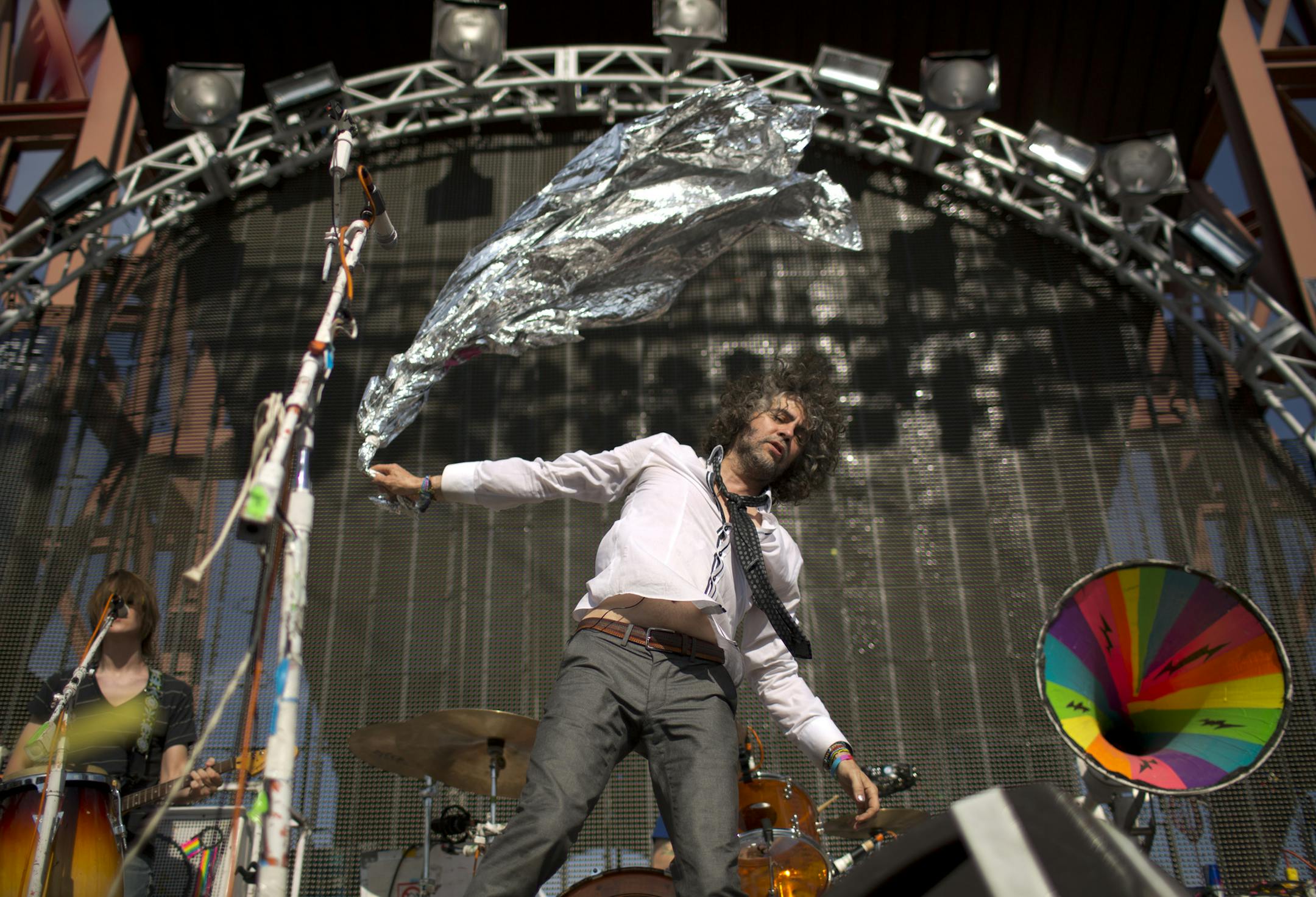 The inaugural River's Edge Music Festival continued for it's second day Sunday, June 24, 2012 under sunny skies on Harriet Island in St. Paul, Minn. Wayne Coyne of the Flaming Lips early in their set Sunday afternoon. ] JEFF WHEELER &#x201a;&#xc4;&#xa2; jeff.wheeler@startribune.com ORG XMIT: MIN2014022617455714