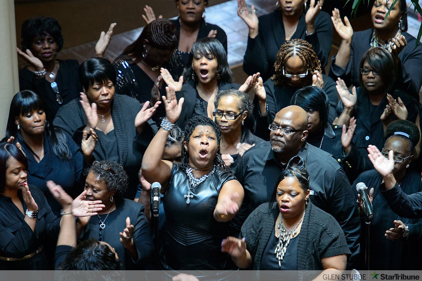 Greater Mount Vernon Baptist Church Choir.       ]   GLEN STUBBE * gstubbe@startribune.com   Monday January 5,  2015   Next Monday, January 5, Governor Mark Dayton and Lt. Governor-Elect Tina Smith will take the oath of office at an official inauguration ceremony beginning at 12:00pm at the Landmark Center in St. Paul.  138026