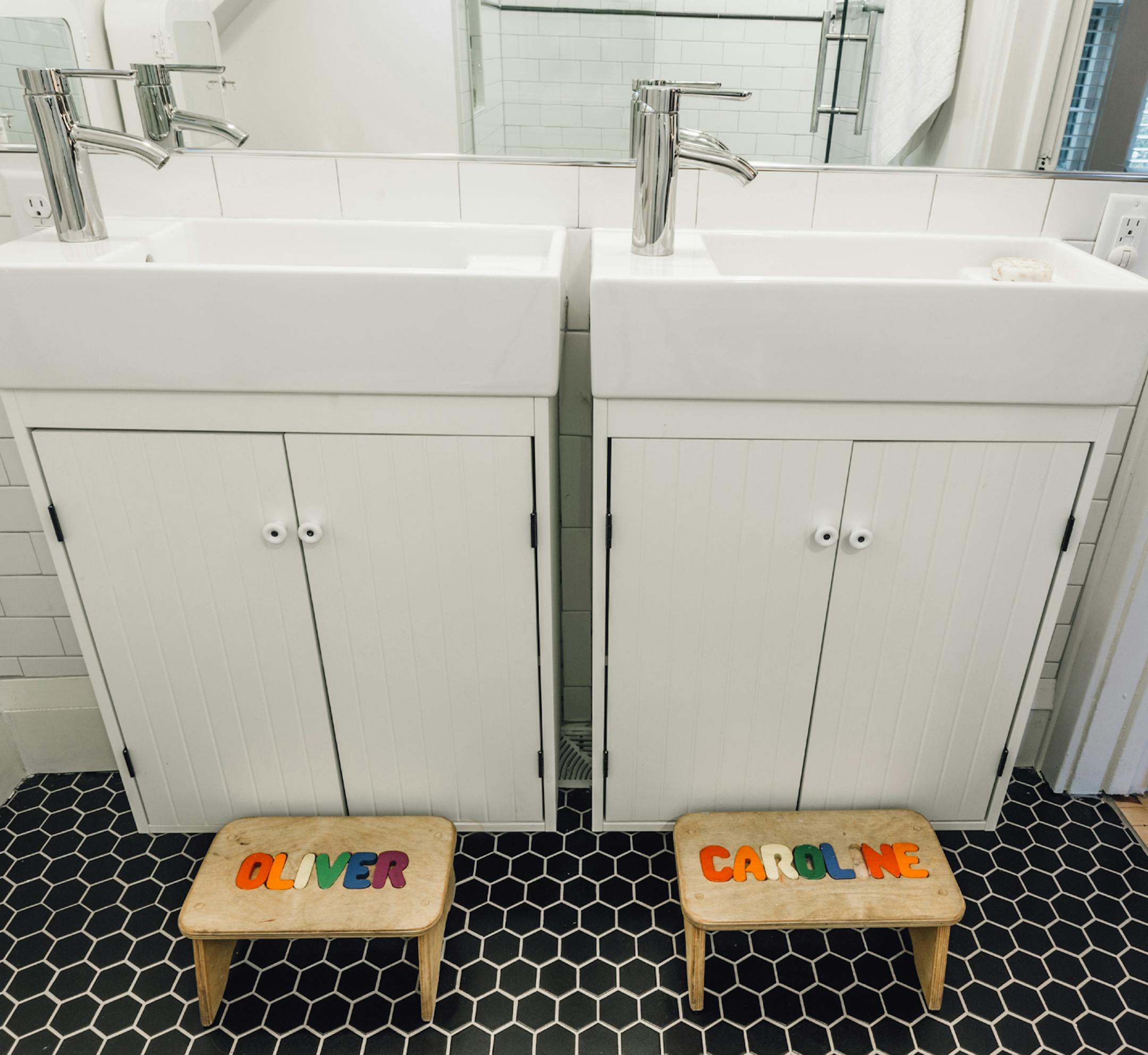 Eveyay Solutions: Family bathroom remodeling by Joy Martin Architecture. Credit Peter Atkins