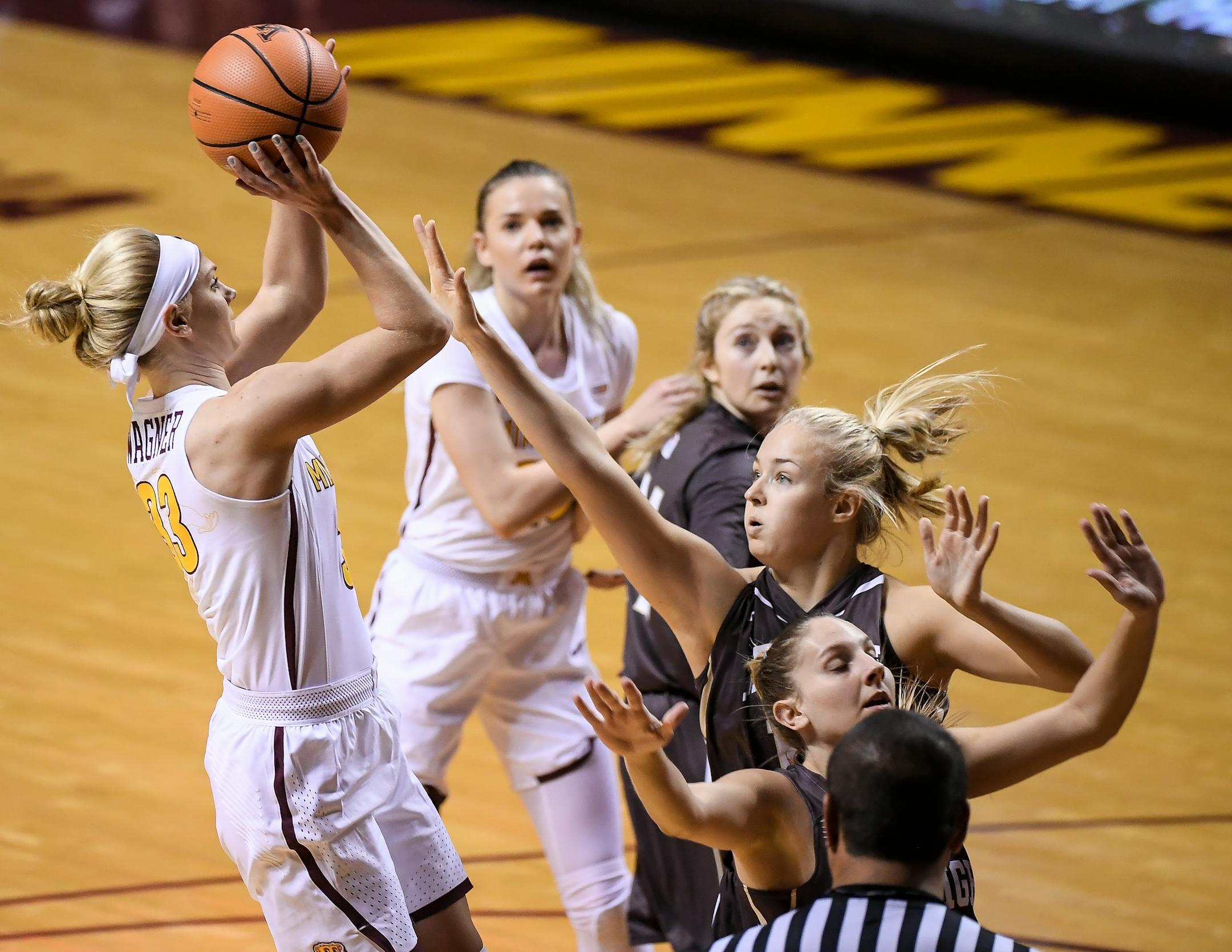 Gophers guard Carlie Wagner attempted a jump shot over Lehigh forward Gena Grundhoffer in the first quarter on Saturday.