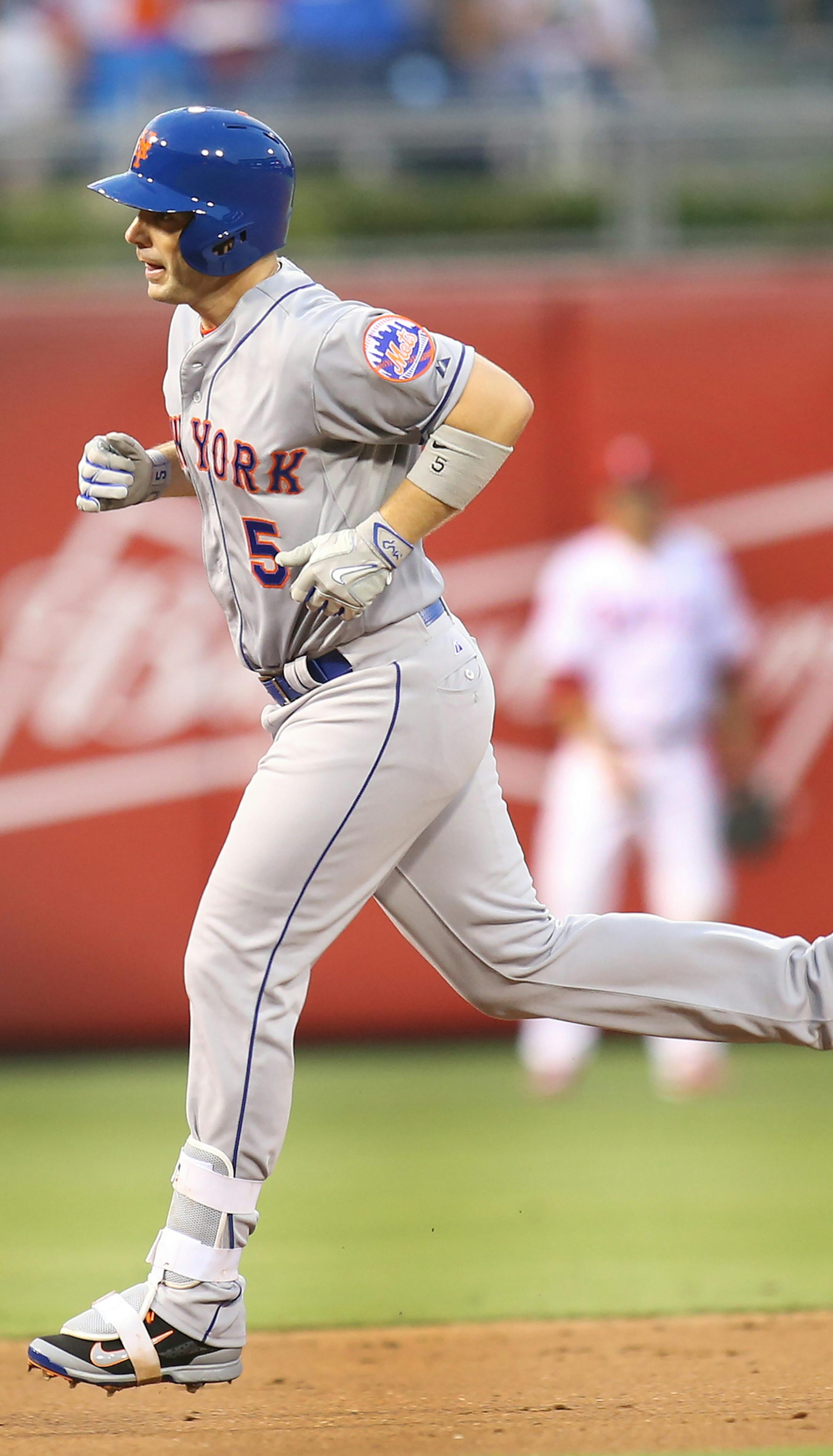 New York Mets' David Wright trots the bases after his homer during the second inning on Monday, Aug. 24, 2015, at Citizens Bank Park in Philadelphia. (Steven M. Falk/Philadelphia Inquirer/TNS)