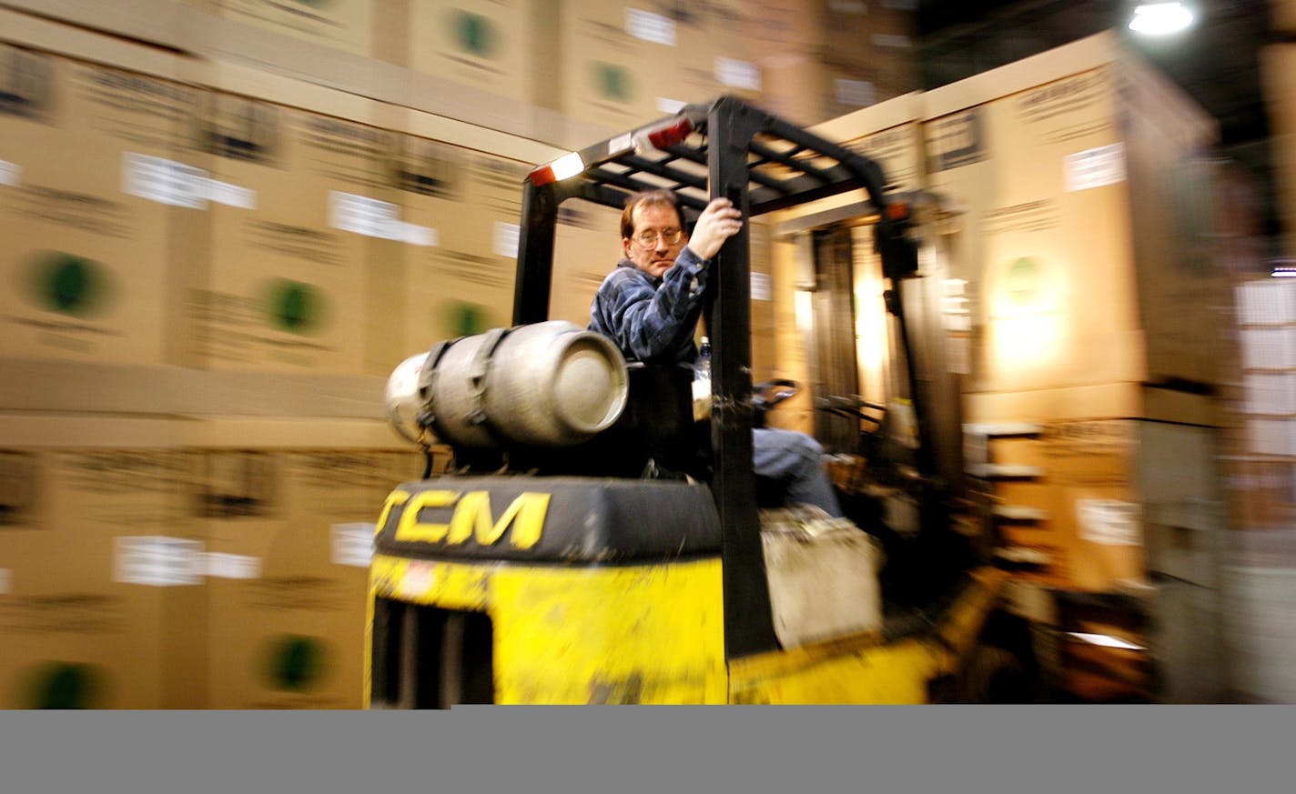 Bloomington, MN, Tuesday, January 27, 2004 -- Ken Maenke unloads sopme big screen tvs into the Best Buy warehouse in Bloomington. According to a survey released this week by the National Retail Federation, 1.5 million TV sets will be sold before the Super Bowl. Richfield-based Best Buy Co. Inc., Circuit City Stores Inc. and Ultimate Electronics Inc. all chains with several Twin Cities locations are guaranteeing that customers who buy a big-screen TV by Saturday will get the set delivered in time