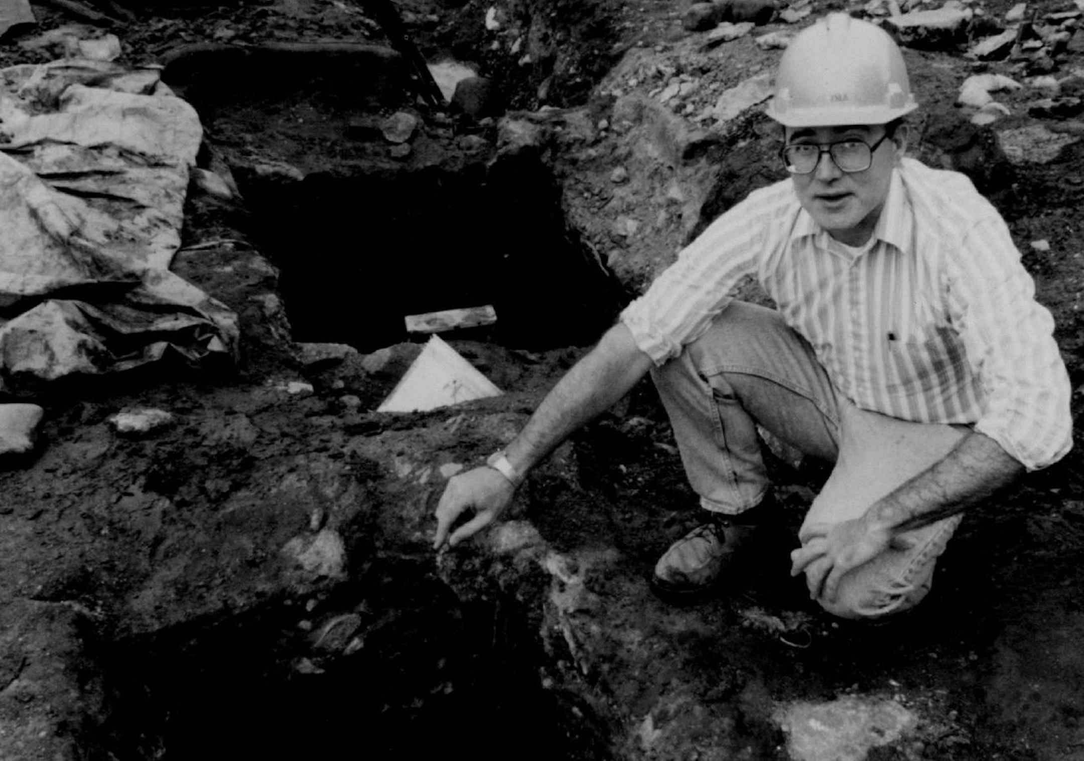 Clark Dobbs of the Institute for Minnesota Archaeology in 1994 at the construction site of the Federal Reserve Bank.