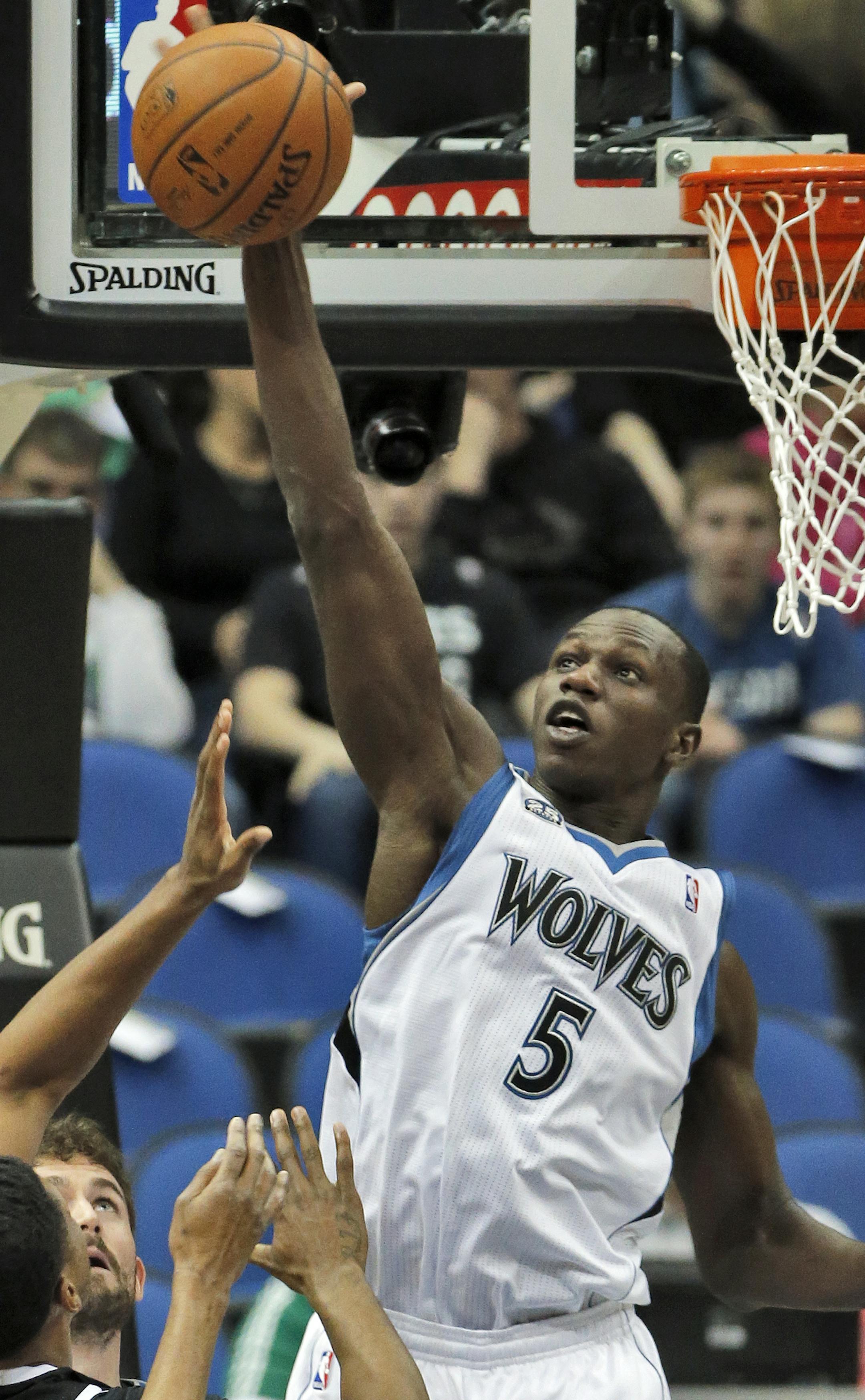 Wolves Gorgui Dieng (5) blocked the shot of Kings Rudy Gay. ] Minnesota Timberwolves vs. Sacramento Kings (MARLIN LEVISON/STARTRIBUNE(mlevison@startribune.com)