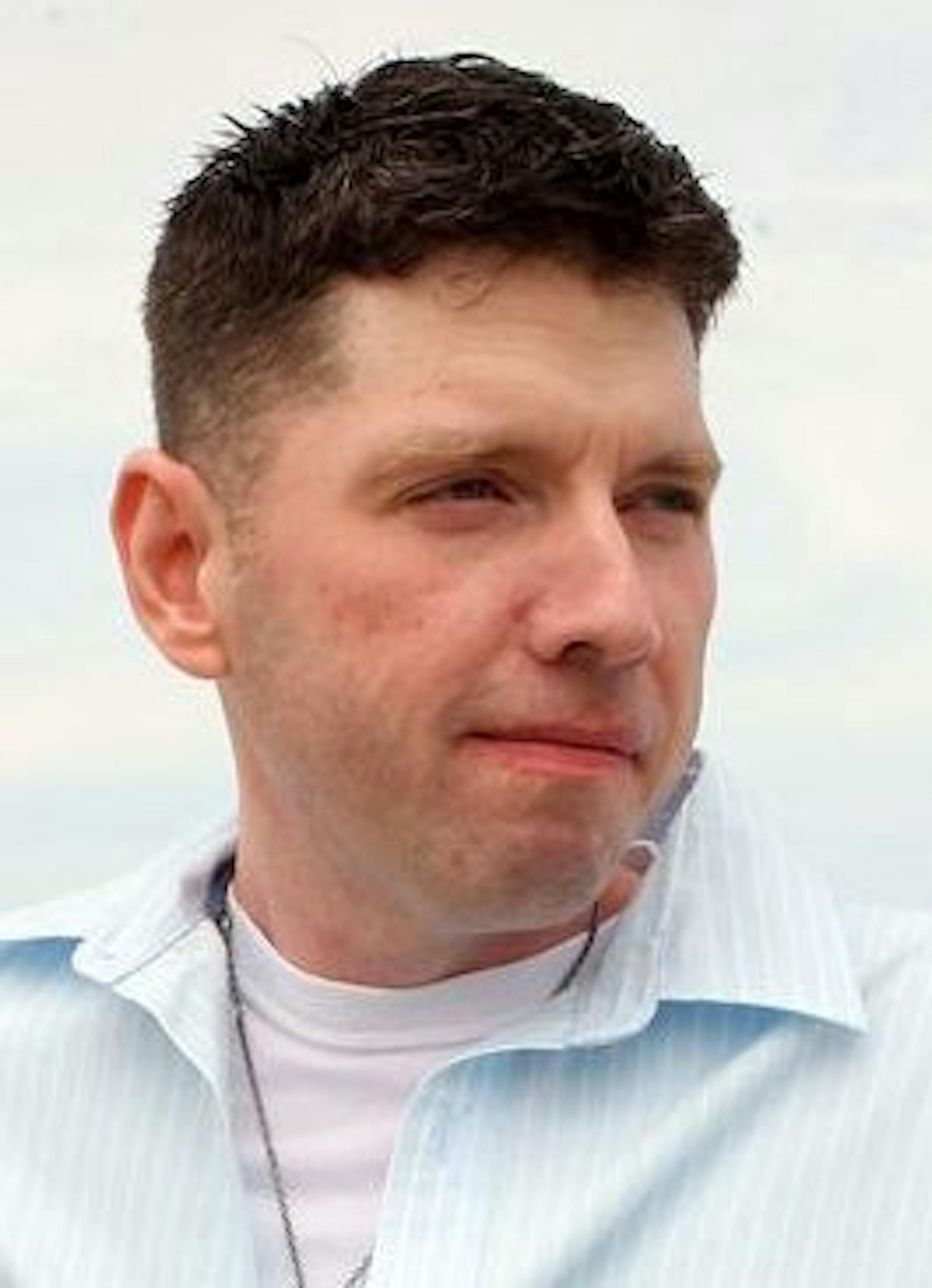 BEVERLY SCHAEFER Special to the Philadelphia Inquirer
Eric Dunham walks along the beach near his northern New Jersey home. Dunham had a double organ transplant last year at Jefferson Hospital.