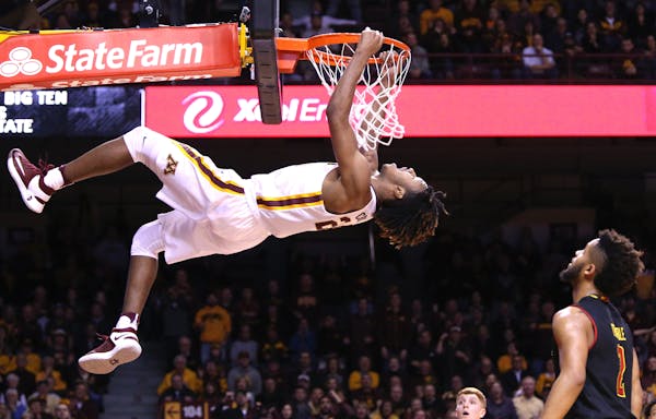 Minnesota Golden Gophers forward Eric Curry (24) dunks the ball in the second half. ] XAVIER WANG &#x2022; xavier.wang@startribune.com Game action fro