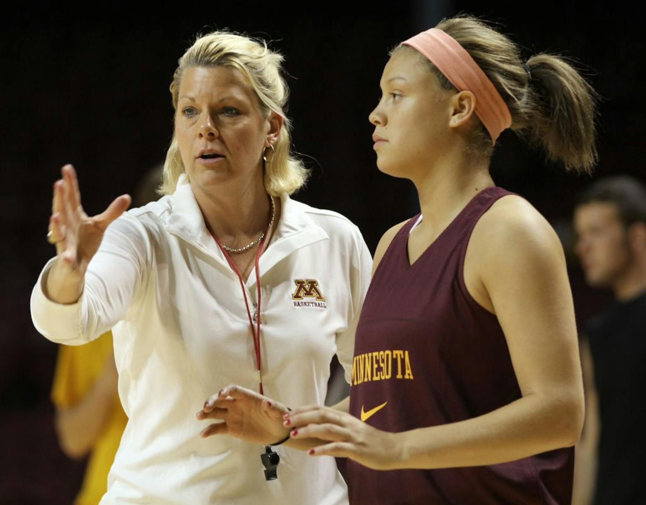 Coach Pam Borton gave directions to Rachel Banham.