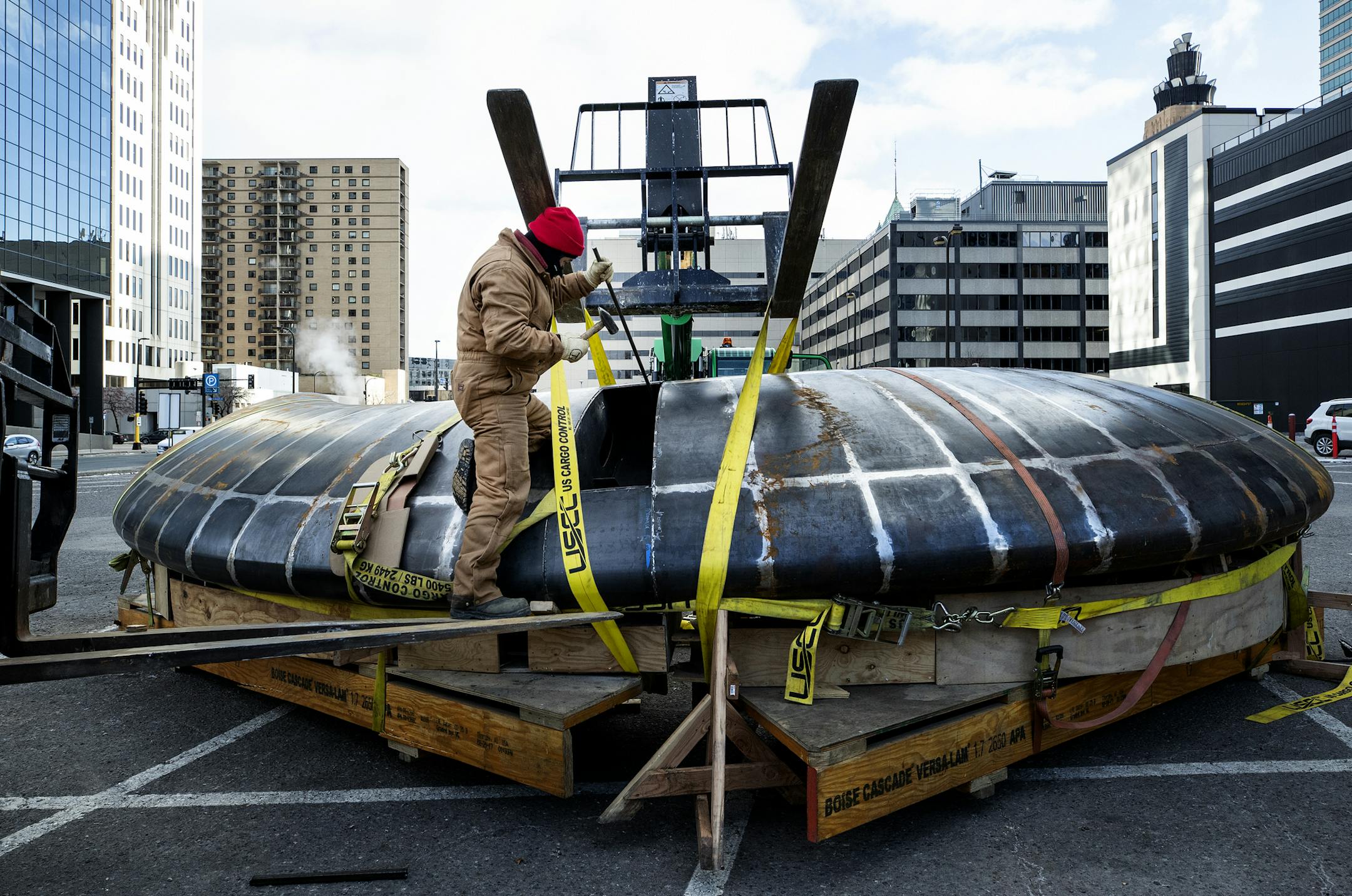 Tristan Al-Haddad worked on his sculpture "Nimbus," which is being installed in front of Hennepin County Library in Minneapolis. ] CARLOS GONZALEZ &#xef; cgonzalez@startribune.com &#xf1; November 12, 2018, Minneapolis, MN, Tristan Al-Haddad's new sculpture "Nimbus," which is being installed in front of Hennepin County Library. The project was delayed nearly a year. Install happening now. ORG XMIT: MIN1811121556595670