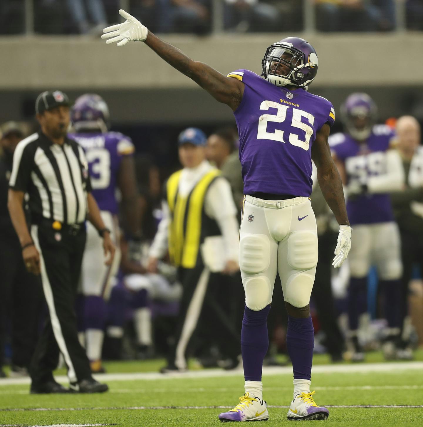 Minnesota Vikings running back Latavius Murray signaled a first down after he broke for a 13 yard gain in the first quarter. ] JEFF WHEELER &#xef; jeff.wheeler@startribune.com The Minnesota Vikings faced the Los Angeles Rams in an NFL football game Sunday afternoon, November 19, 2017 at U.S. Bank Stadium in Minneapolis.