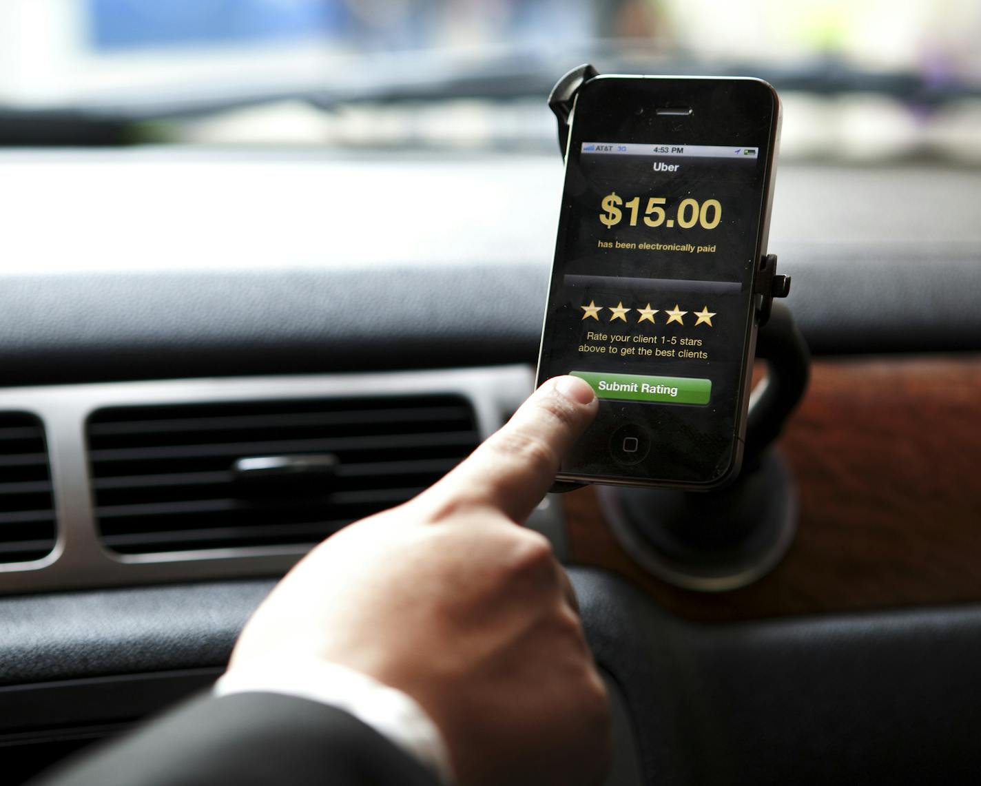 A driver uses the Uber app, near the car service app&#x201a;&#xc4;&#xf4;s headquarters in New York.