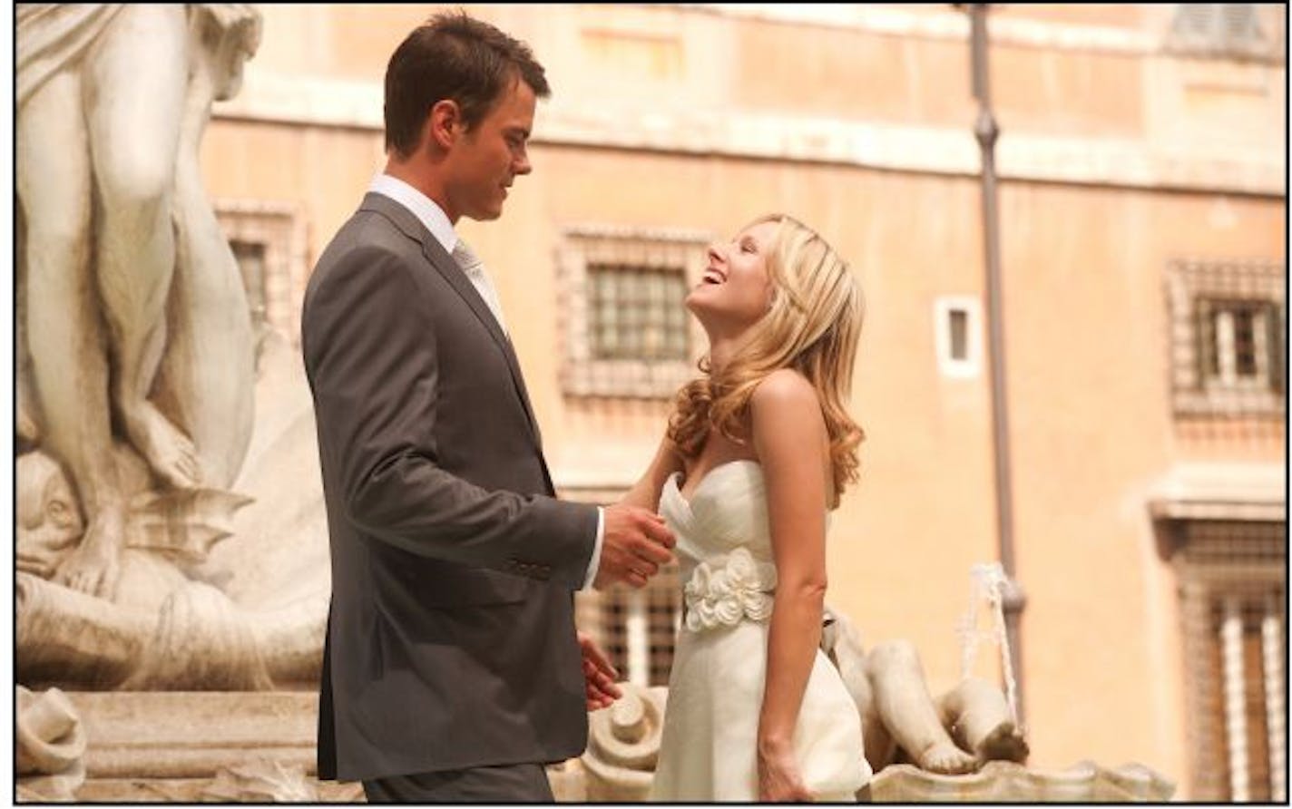 (l to r) JOSH DUHAMEL, KRISTEN BELL in "When in Rome"