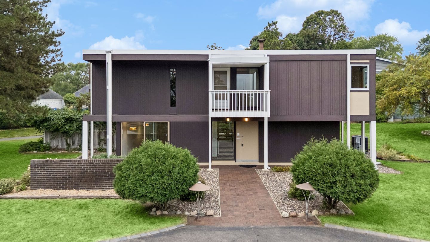 ‘Minnesota Modern’ architect Leonard Parker-designed home lists for $899K