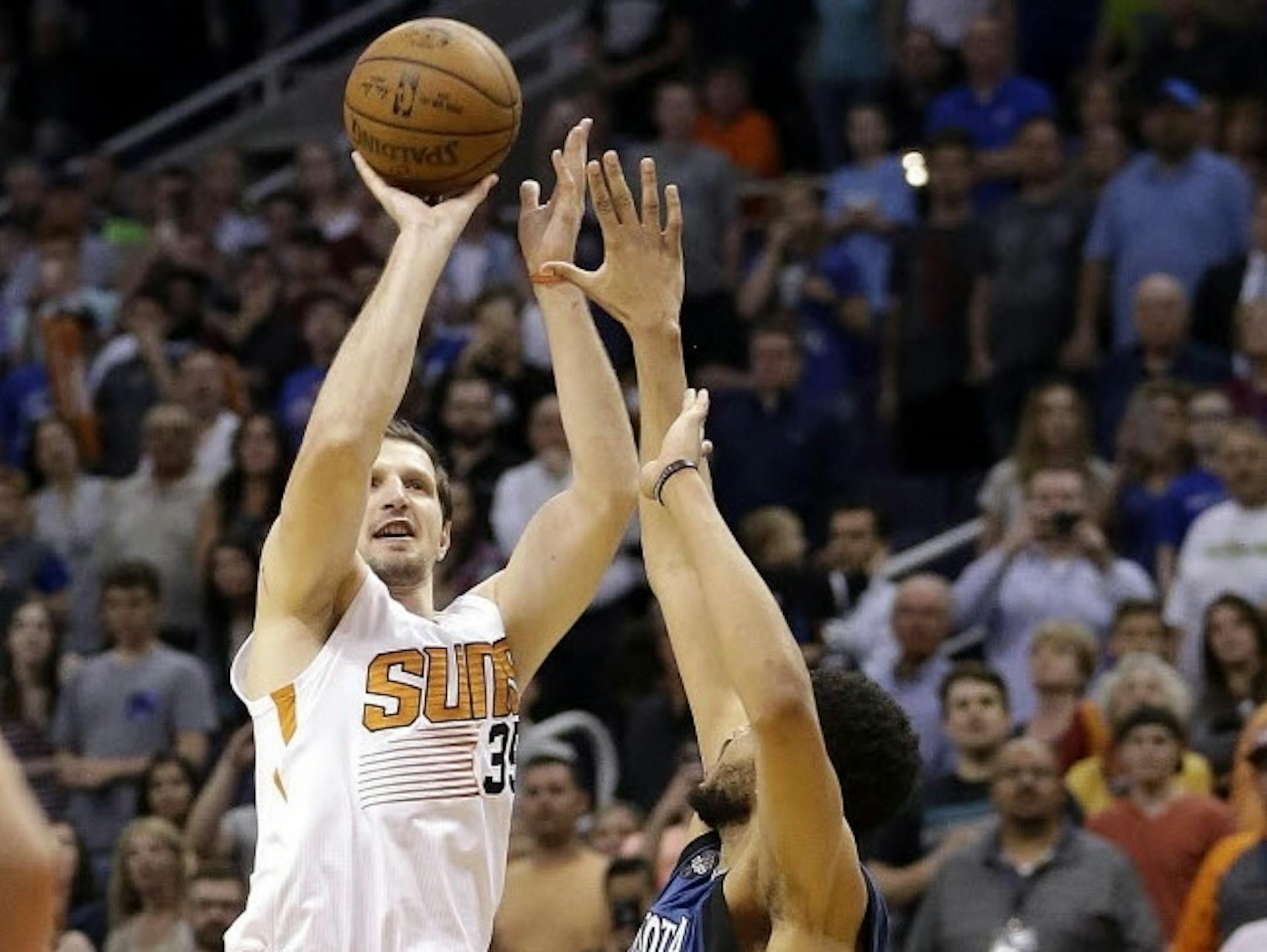 Mirza Teletovic hits the game-winner for the Suns over the Wolves' Karl-Anthony Towns.