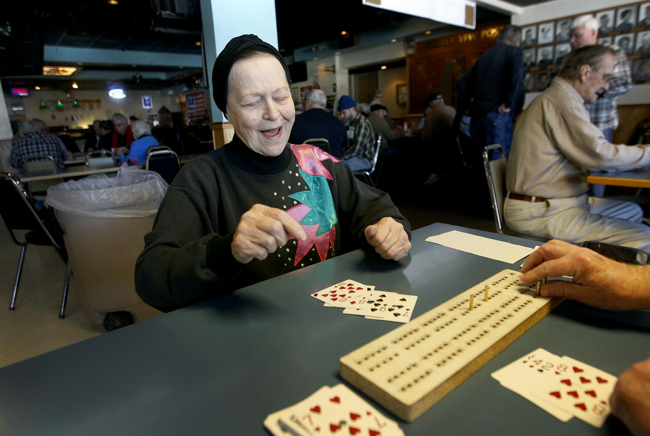 Cathy Sworsky of Spring Lake Park, played cribbage during a weekly cribbage tournament at the Fridley VFW, Wednesday, February 5, 2014 in Fridley, MN. ] (ELIZABETH FLORES/STAR TRIBUNE) ELIZABETH FLORES • eflores@startribune.com