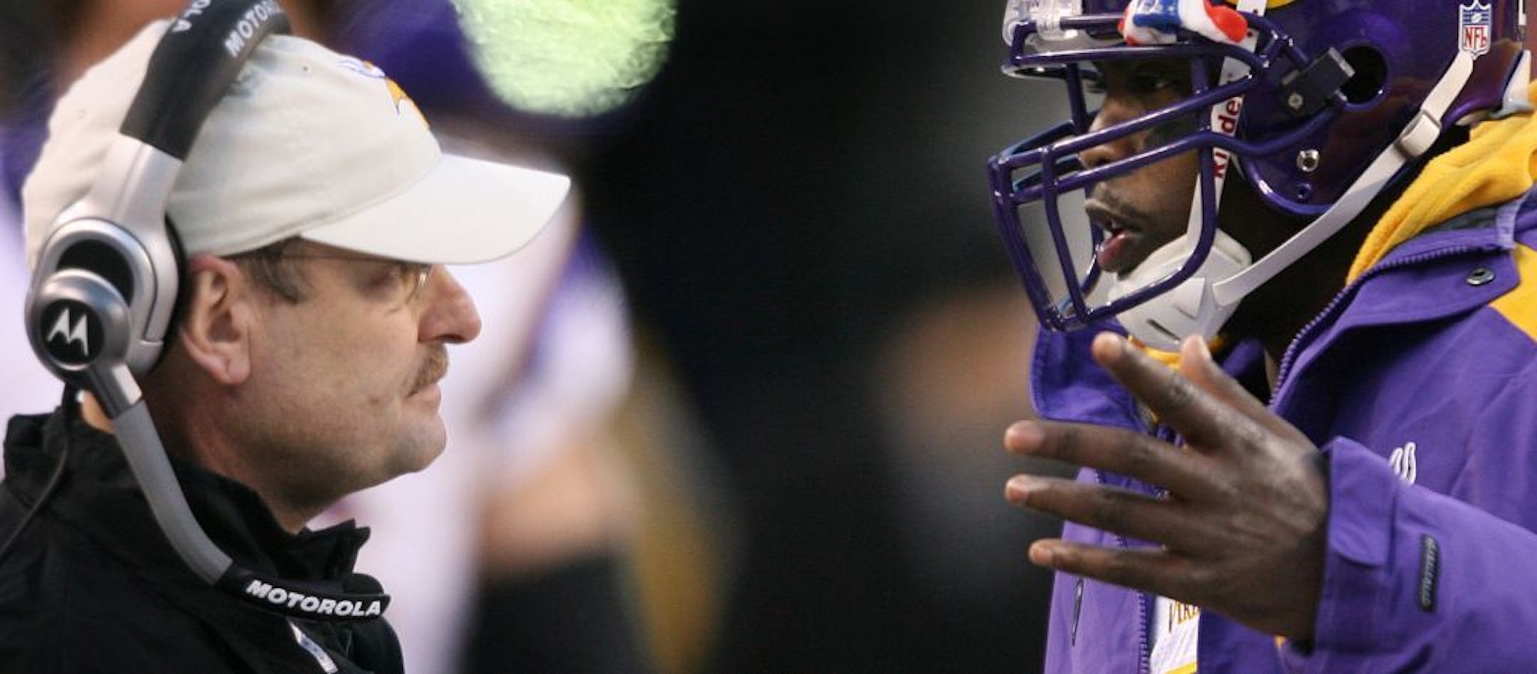 Former Vikings coach Brad Childress, left, talked with QB Tavaris Jackson during a game in 2007.