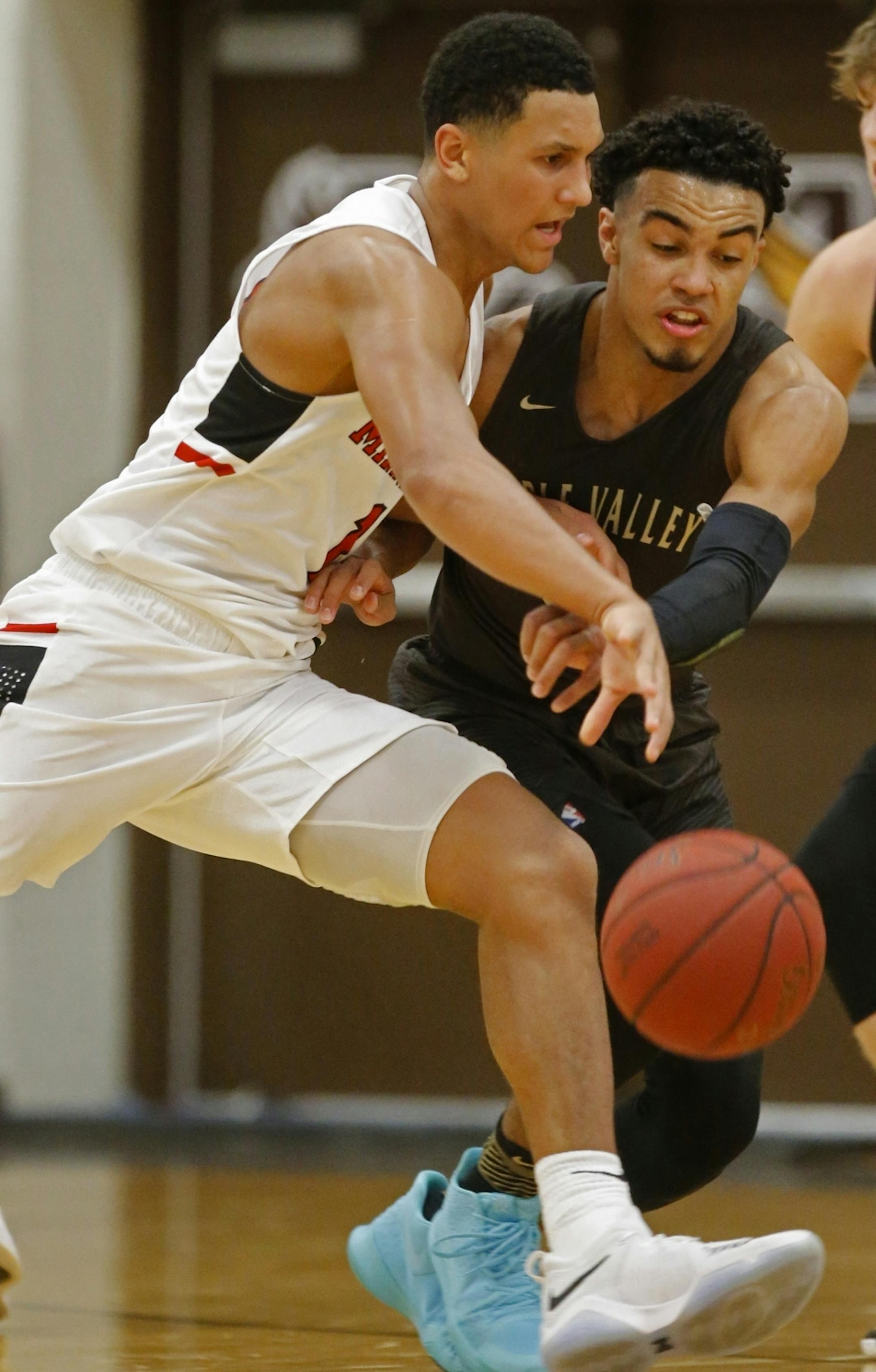 Jalen Suggs(1) drove against Tre Jones(3) of Apple Valley during the first half.