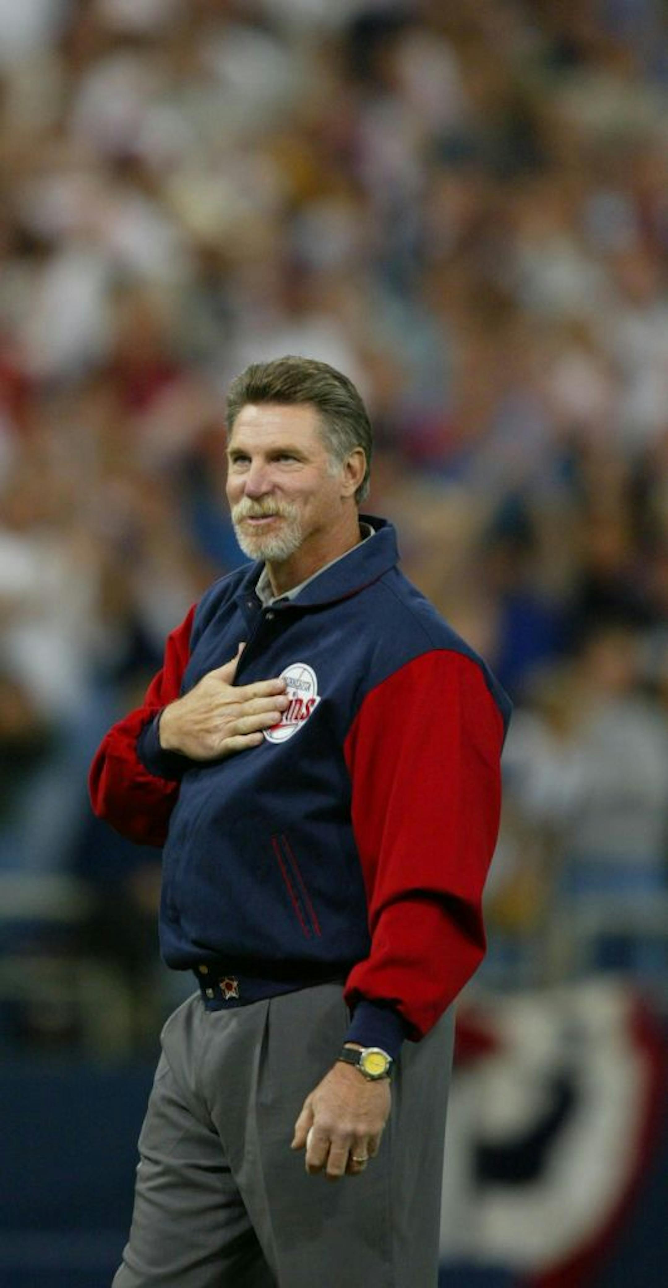 Jack Morris acknowledges the crowd before throwing out the first pitch of Game 4 of the 2002 playoffs against Oakland.