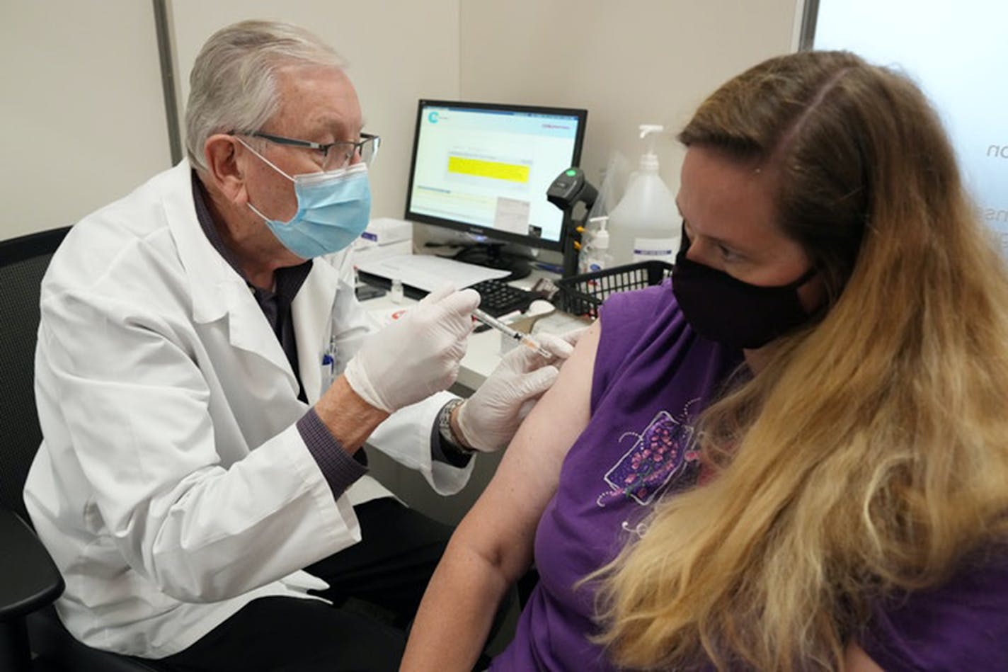 Minnesota hospital leaders urge unvaccinated adults and newly eligible children to get the COVID-19 vaccine and adults to seek boosters as recommended. (Anthony Souffle/Minneapolis Star Tribune/TNS) ORG XMIT: 32062108W