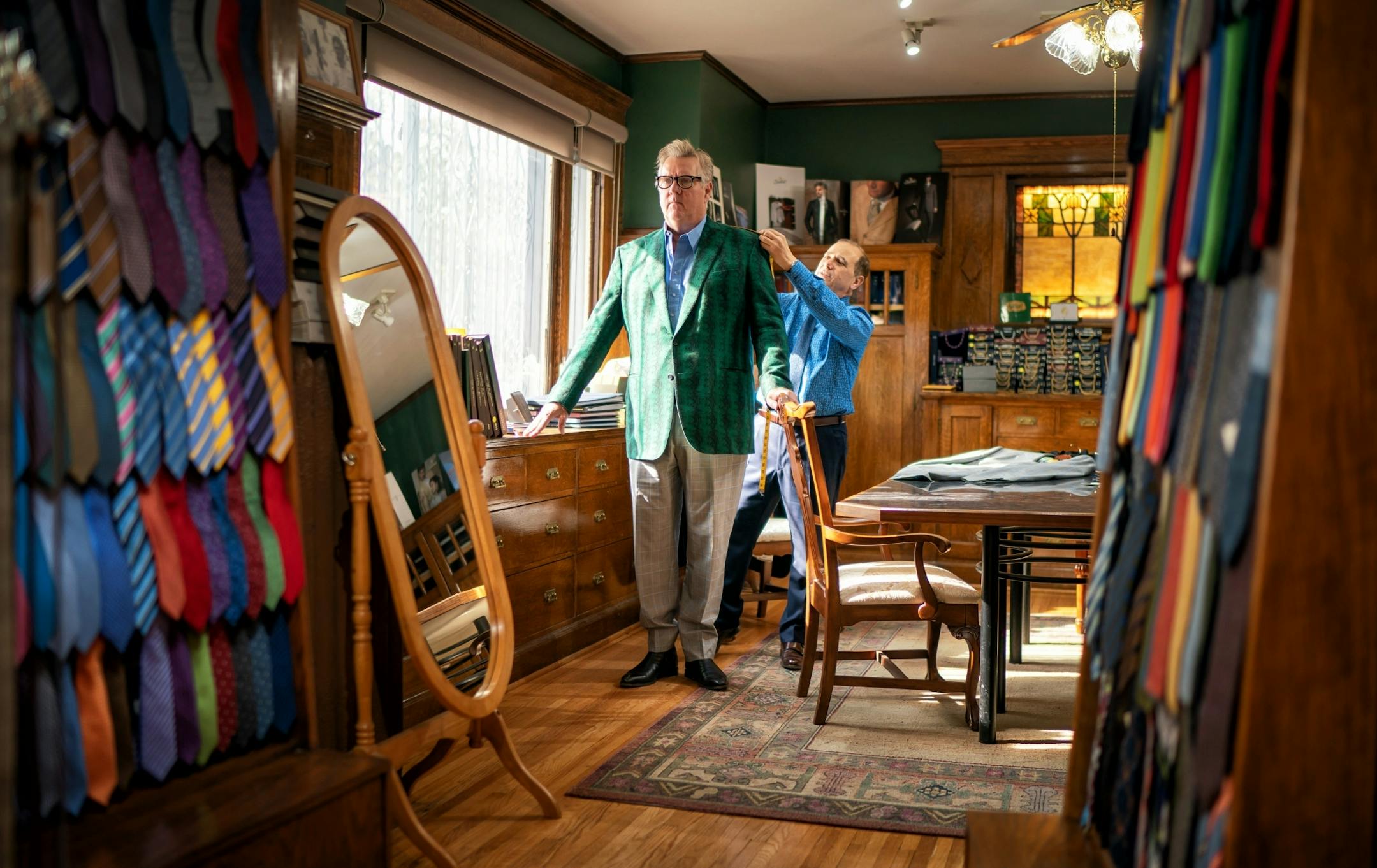 Chan Poling stopped by Top Shelf Clothiers & Consultants in south Minneapolis where he was measured and fitted by John Meegan for the suit he will wear for his New Standards holiday concert.