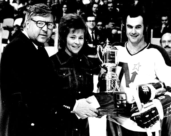 Murrav Oliver of the North Stars received the 1972 Masterton Trophy from Mrs Carol Masterton. At left was Walter Bush, President of the North Stars.