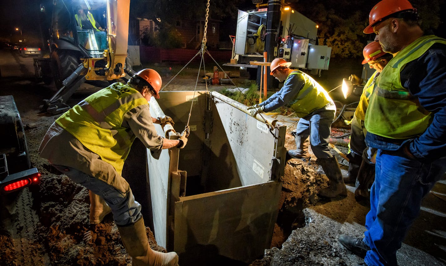 Workers from Duluth Public Works and Utilities Department replace a broken water main valve at Grand Avenue and 40th Ave West. Work was done overnight to avoid disrupting traffic during the day. ] GLEN STUBBE &#xef; glen.stubbe@startribune.com Tuesday, October 17, 2017 Some years, the city of Duluth has to spring into action to repair some 300 leaks or breaks in its water pipes. After years of deferred maintenance, the Public Utilities Commission urecently increased water rates. Cities all over