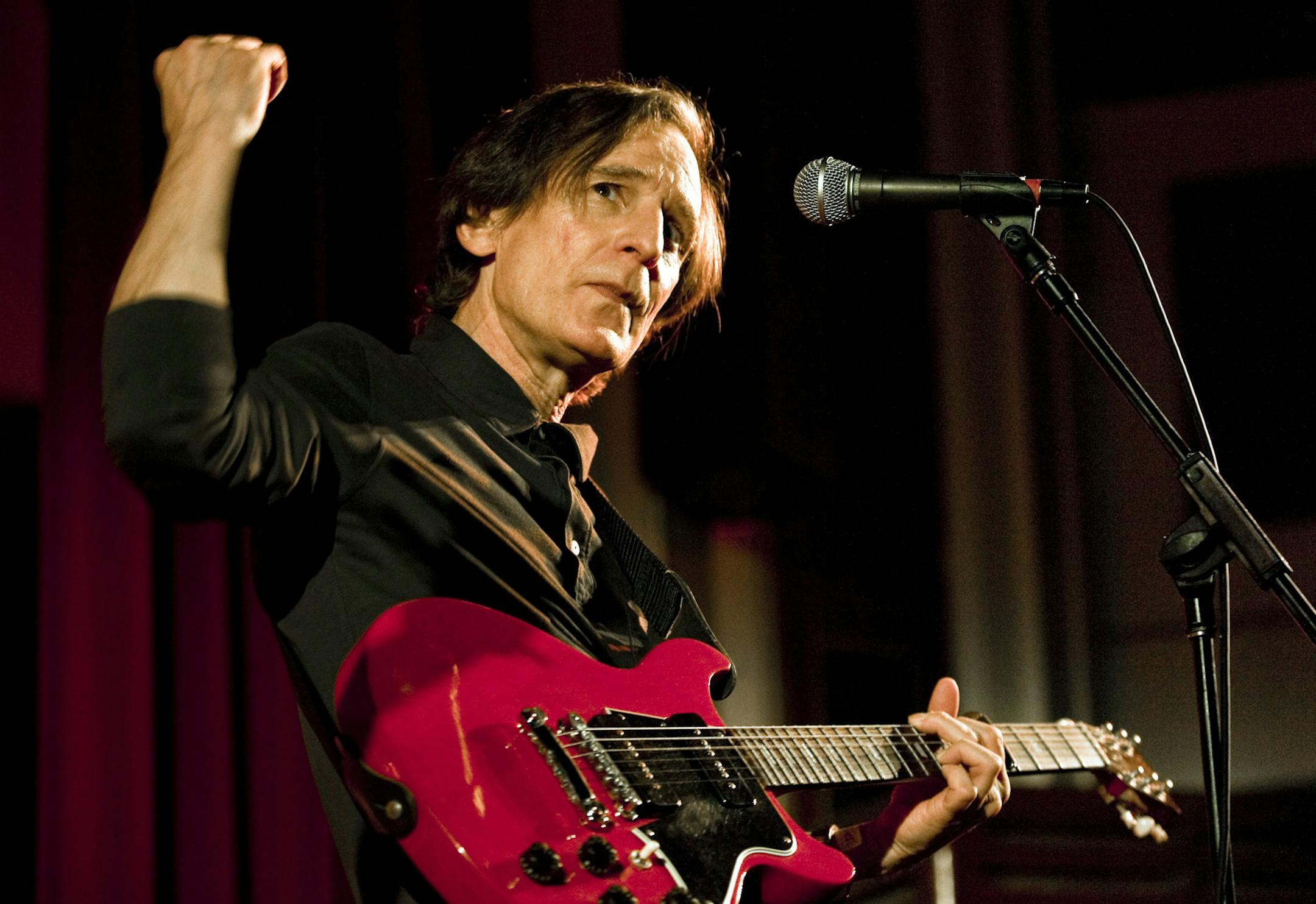 Alex Chilton performs with his band, Big Star, at the Brooklyn Masonic Temple in New York in this Nov. 19, 2009 file photo. Chilton, the mercurial if influential rock musician, whose work spanned an eclectic gamut from the soul songs of the Box Tops to the multiple incarnations of his pop band Big Star, died on Wednesday, March 17, 2010. (Chad Batka/The New York Times)