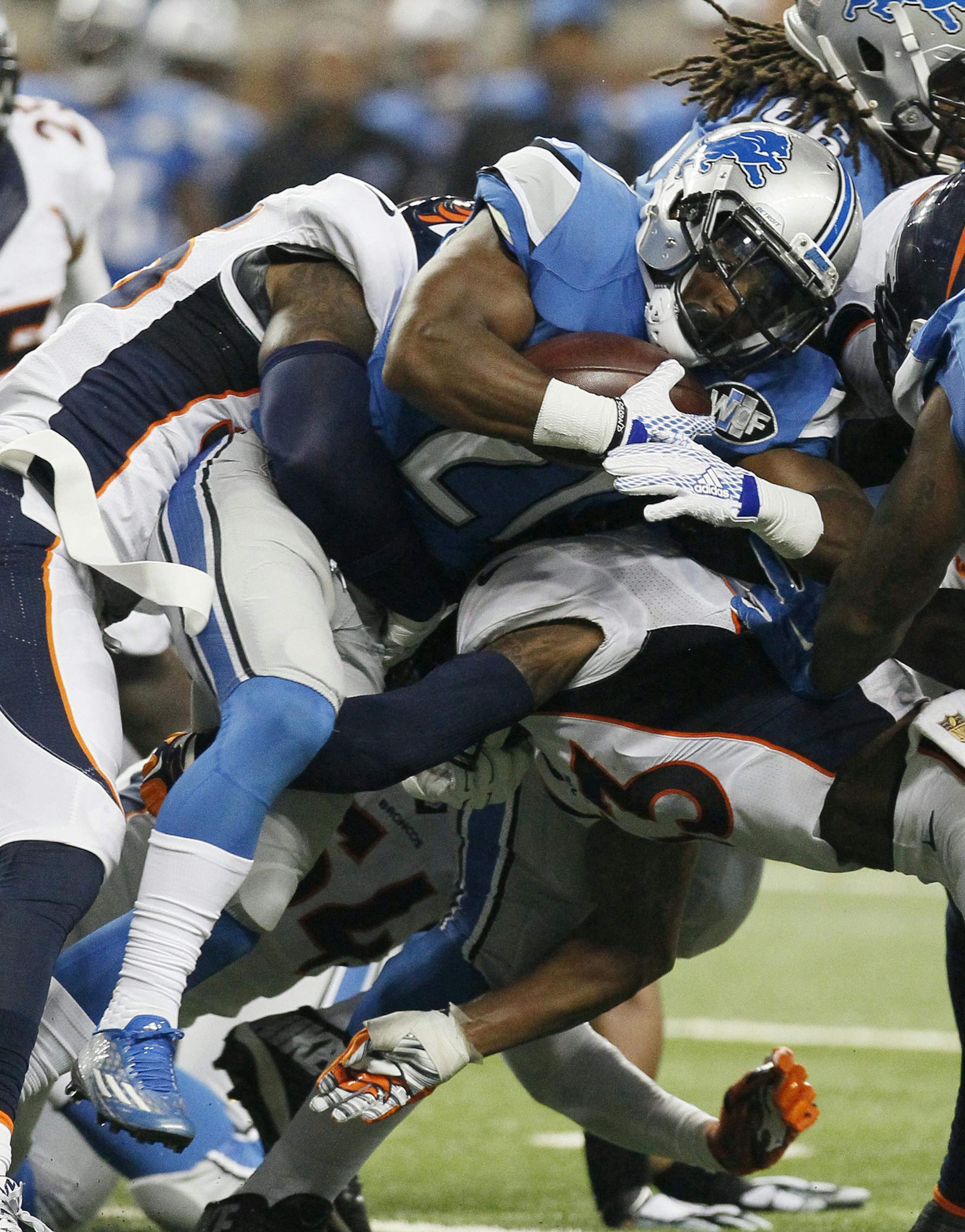 Detroit Lions running back Ameer Abdullah (21) carries the ball against the Denver Broncos during the first half of an NFL football game, Sunday, Sept. 27, 2015, in Detroit. (AP Photo/Duane Burleson)