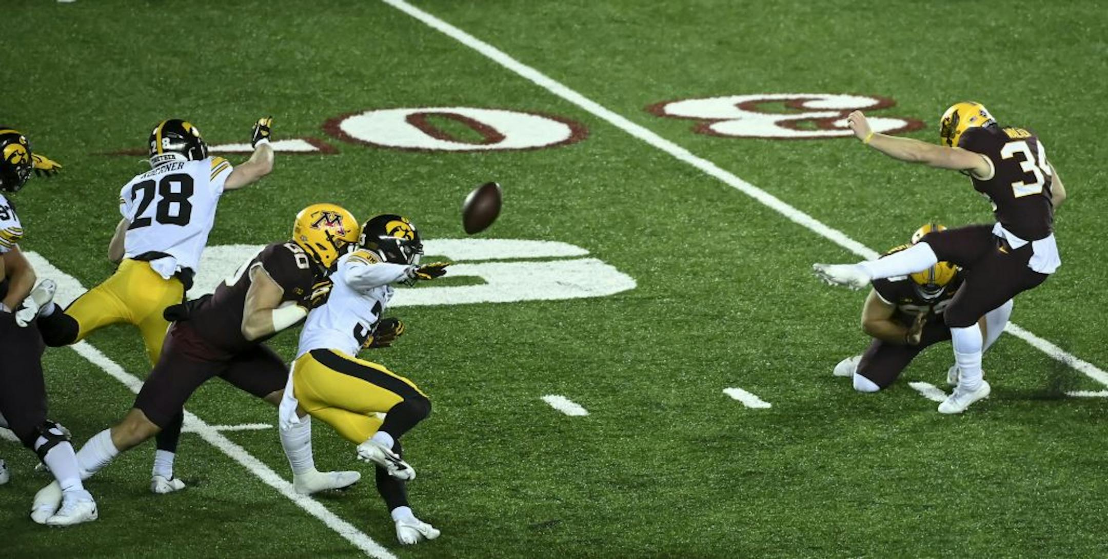 Minnesota Gophers holder Matthew Stephenson (90) set up the field goal for place kicker Brock Walker (34), but Walker missed in the third quarter.