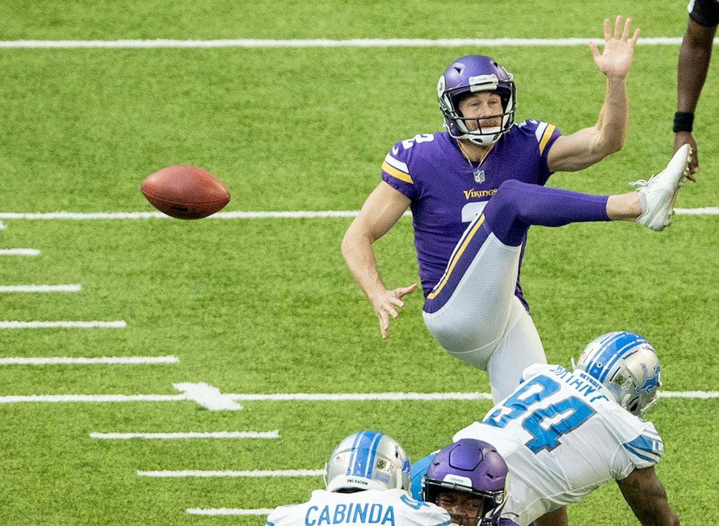 Austin Bryant (94) of the Detroit Lions blocked a punt by Minnesota Vikings Britton Colquitt (2) in the third quarter.