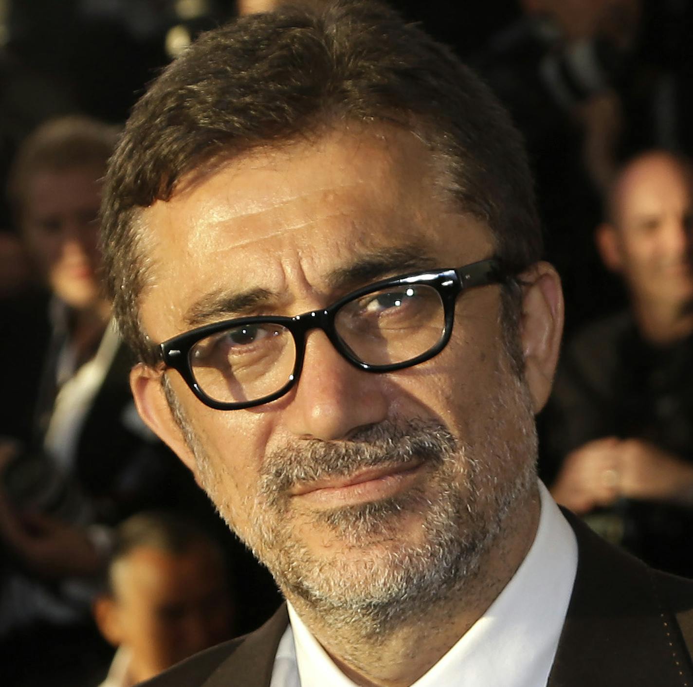 Director Nuri Bilge Ceylan poses with the Palme d'Or award for the film Winter Sleep during a photo call following the awards ceremony at the 67th international film festival, Cannes, southern France, Saturday, May 24, 2014. (AP Photo/Thibault Camus)